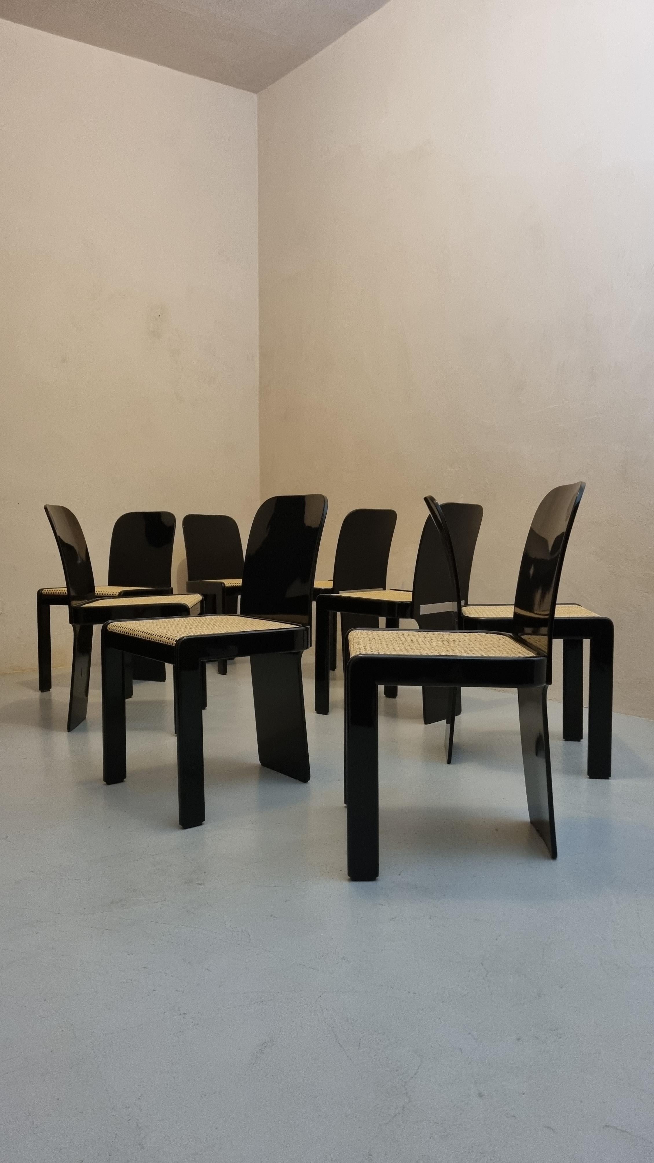 Set di 8 sedie disegnate da Pierluigi Molinari per Pozzi, 1970.
Nate come sedie per tavolo da gioco, trovano spazio negli ambienti più raffinati ed eleganti, questa raro set è in condizioni eccellenti, completamente restaurate sono pronte per una