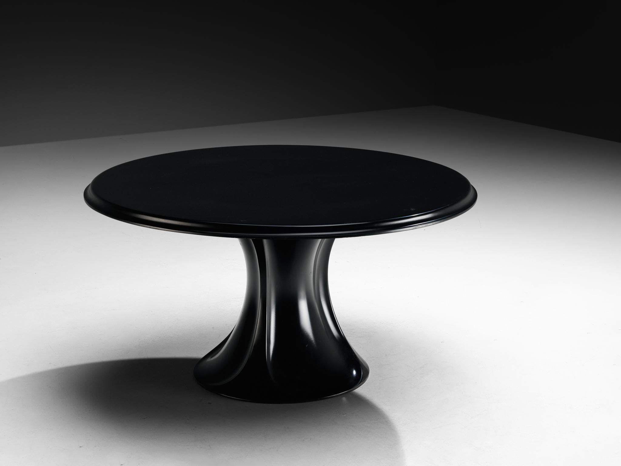 Pierluigi Spadolini for 1P (Permaflex), 'Boccio' dining table, polyurethane resin, Italy, 1972

This dining set is designed by Italian architect and designer (1922-2000) Pierluigi Spadolini for 1P. In the 1960s and 1970s, there was an explosion of