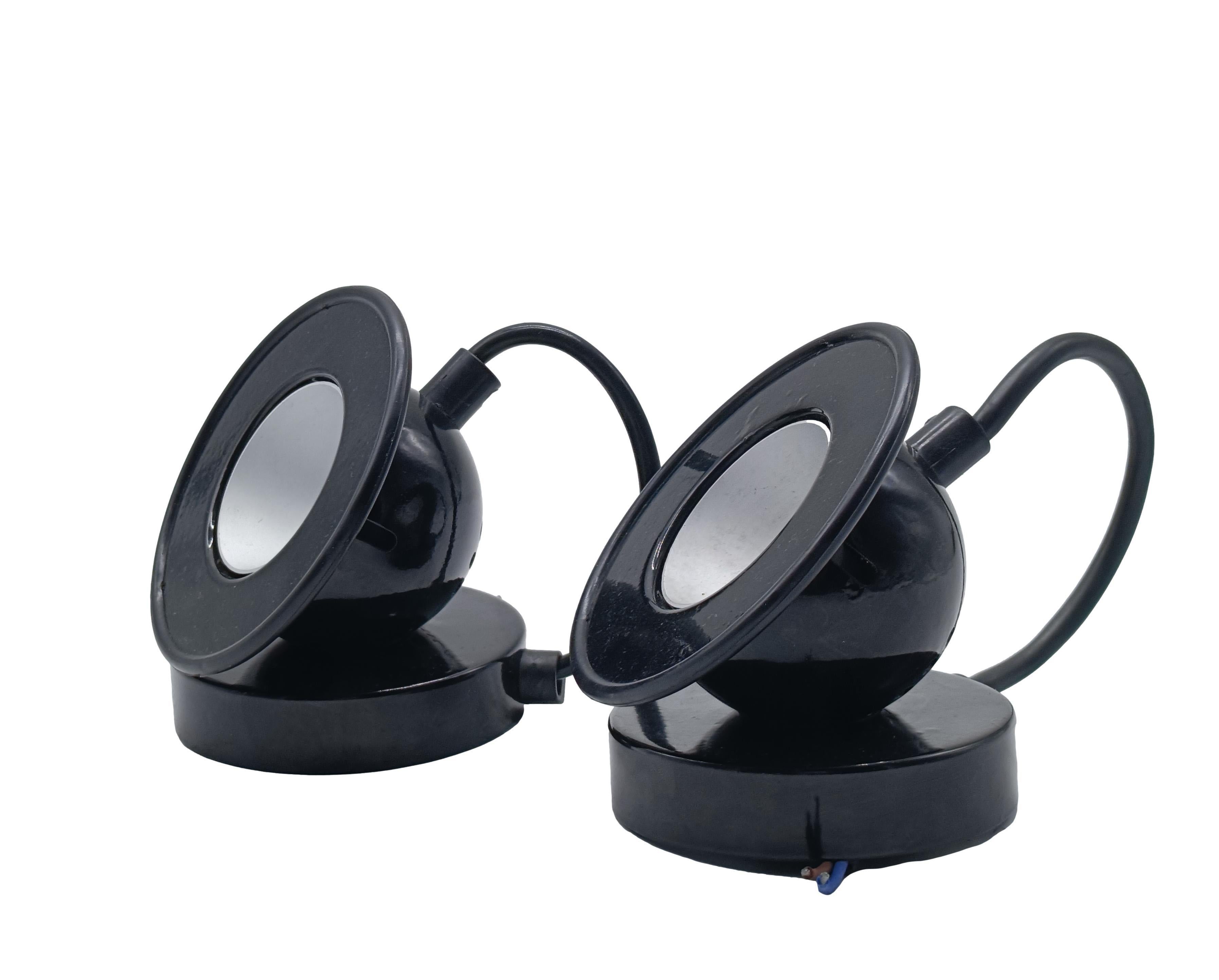 Coppia di applique da parete Mod. Minibox di Gae Aulenti e Piero Castiglioni per la Ditta Stilnovo.
Presentano un corpo in metallo di colore nero e un 