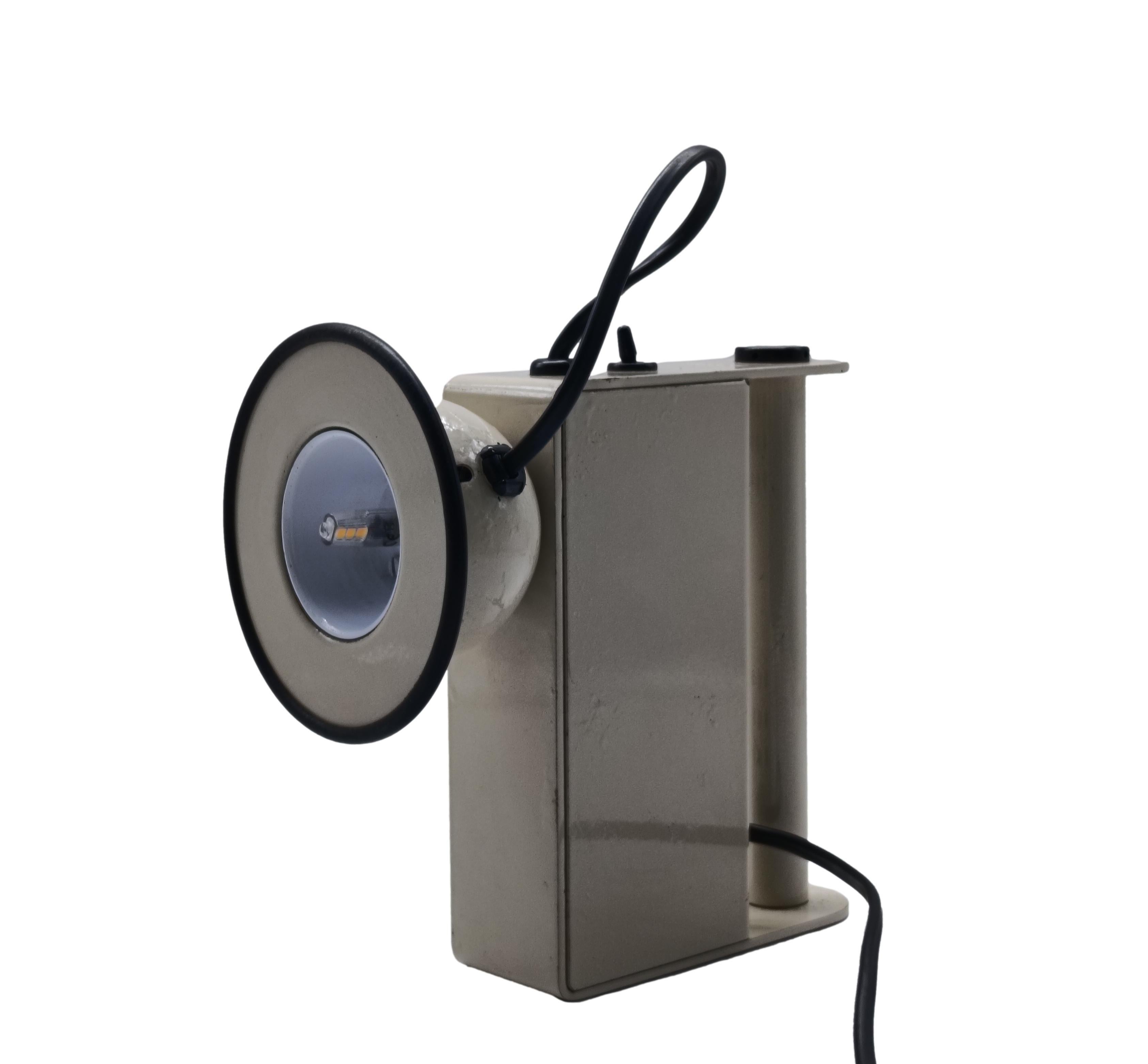 Rara lámpara de mesa Minibox blanca diseñada por Gae Aulenti & Piero Castiglioni y producida por Stilnovo en 1980.
Esta lámpara de sobremesa halógena de metal lacado en marfil también puede utilizarse como 