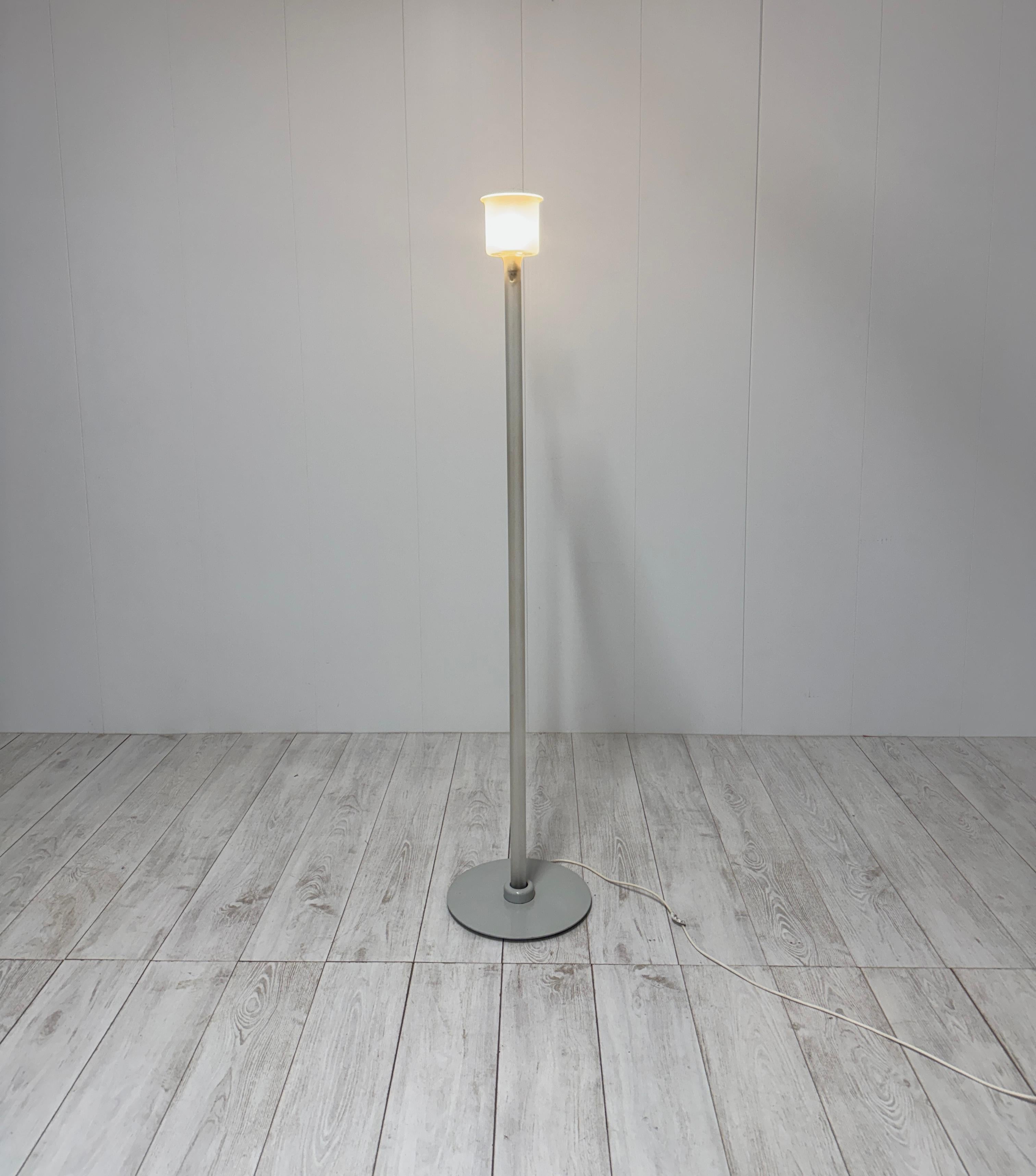 Lámpara de vidrio soplado y satinado, mod. Canna, diseñada por Piero Castiglioni y Roberto Menghi, producida por Fontana Arte en 1981
