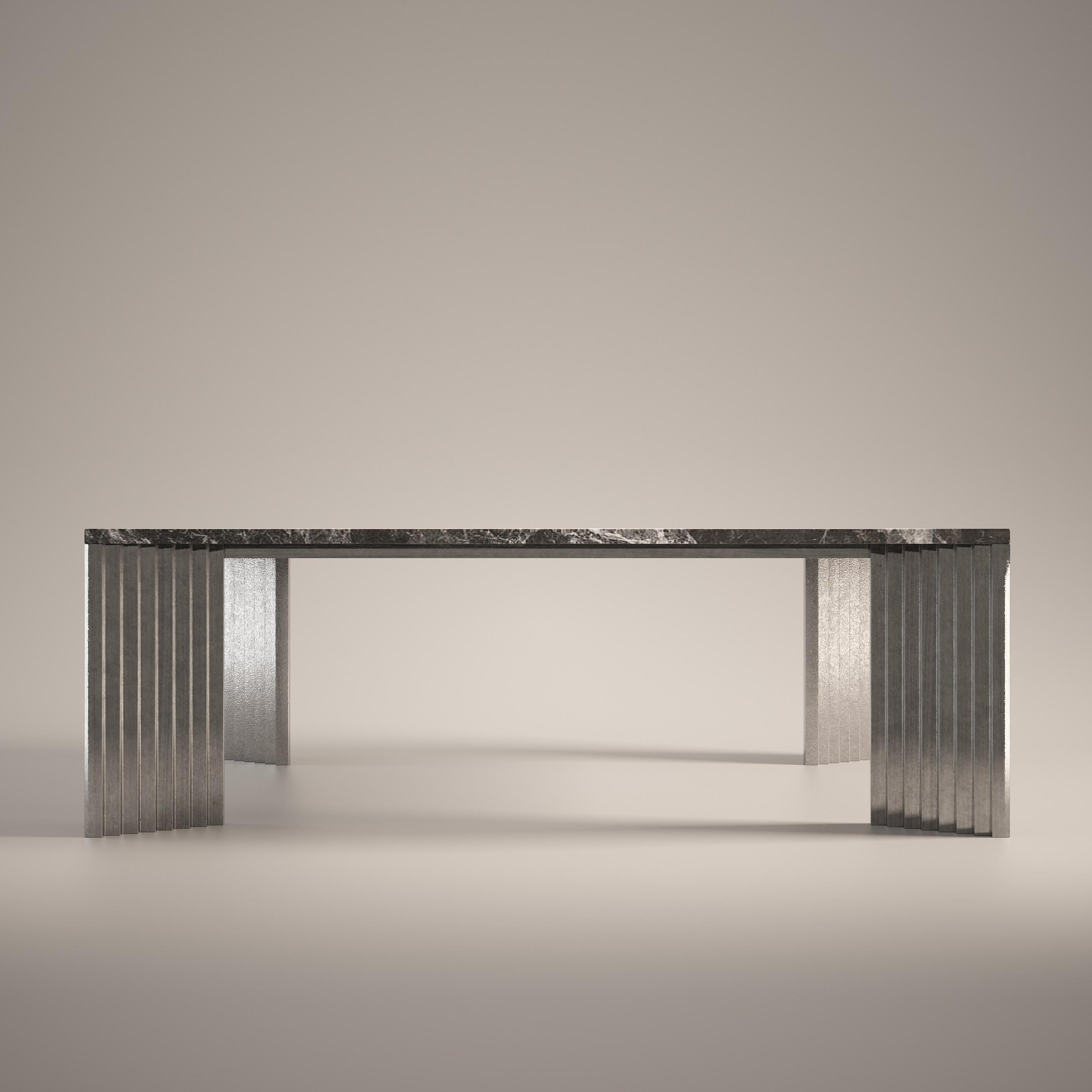 italien Table basse Piero avec pieds en aluminium moulé et plateau en marbre gris Emperador en vente