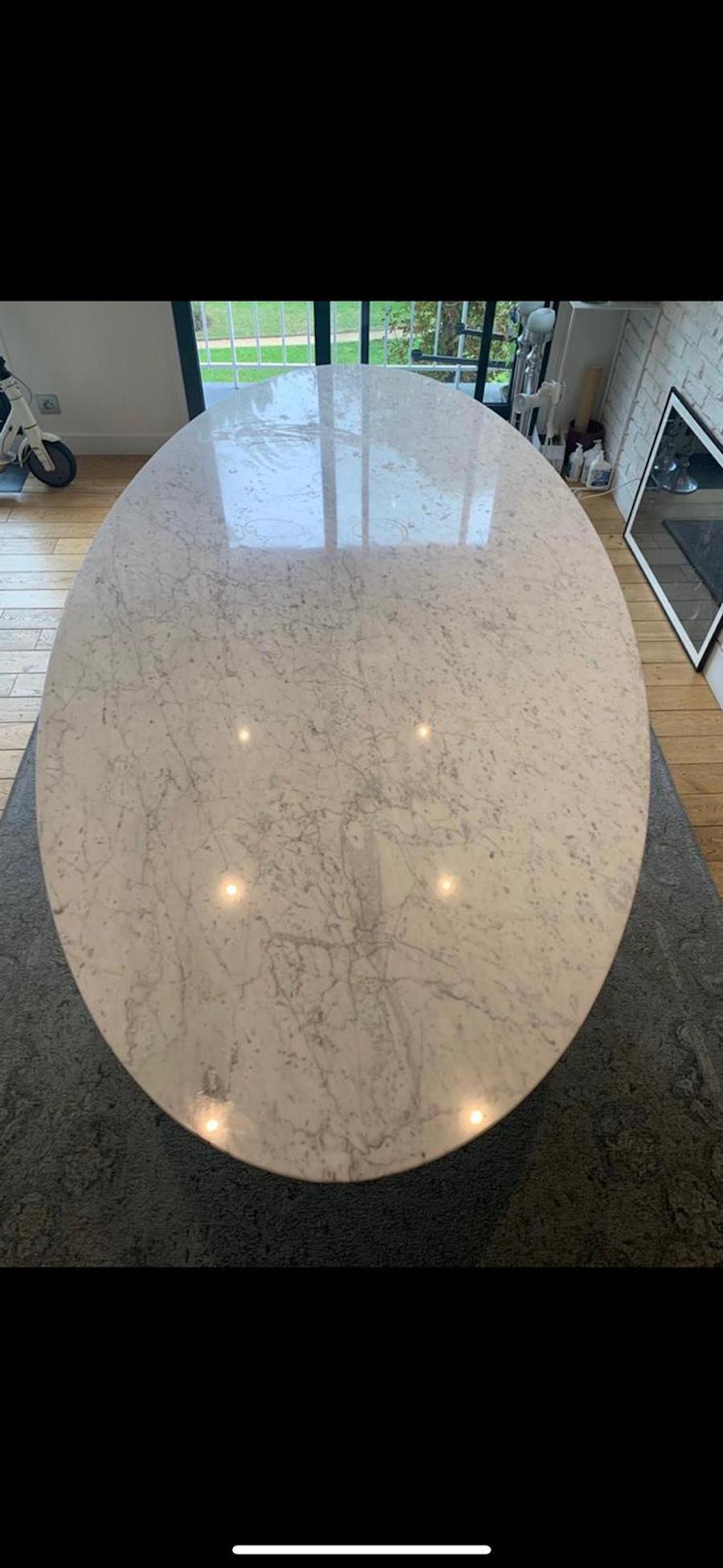 Reef is a table with oval top in white Carrara marble 
Reef is a table with oval top in white Carrara marble with a refined line. This table combines the classicism of a marble top with a base with sinuous lines made of Cristalplant, an innovative