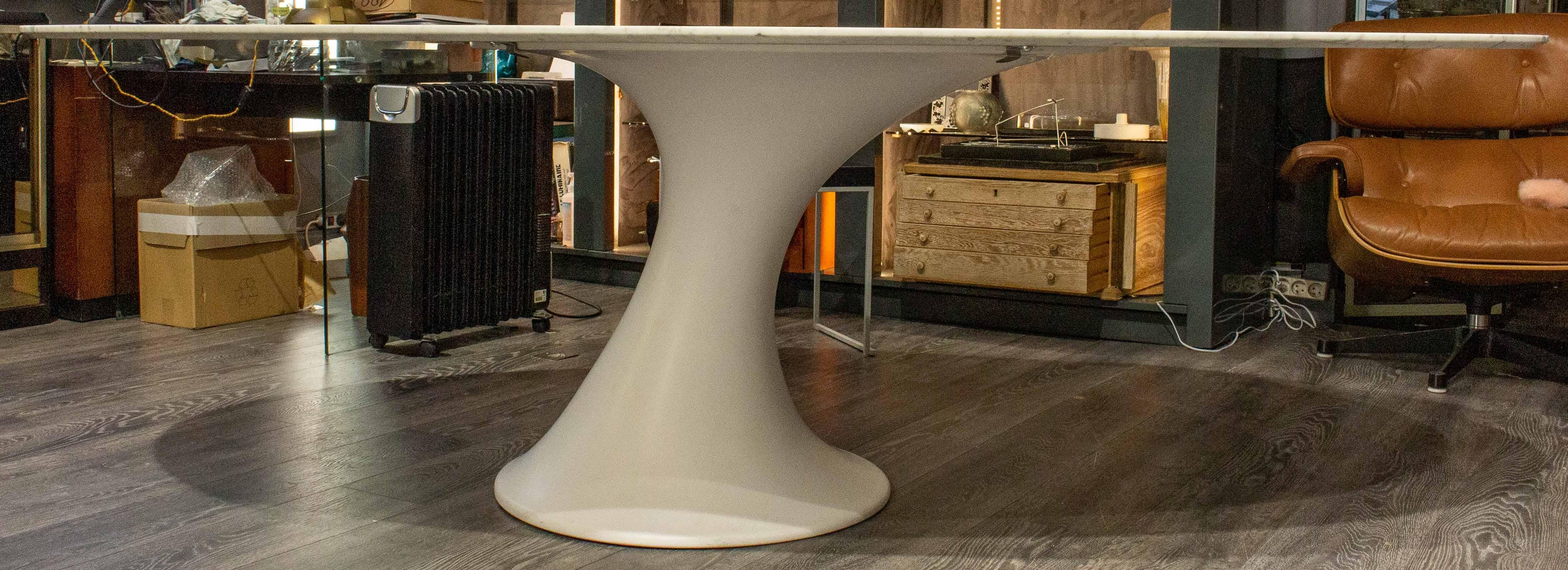 Reef is a table with oval top in white Carrara marble
Reef is a table with oval top in white Carrara marble with a refined line. This table combines the classicism of a marble top with a base with sinuous lines made of cristalplant, an innovative