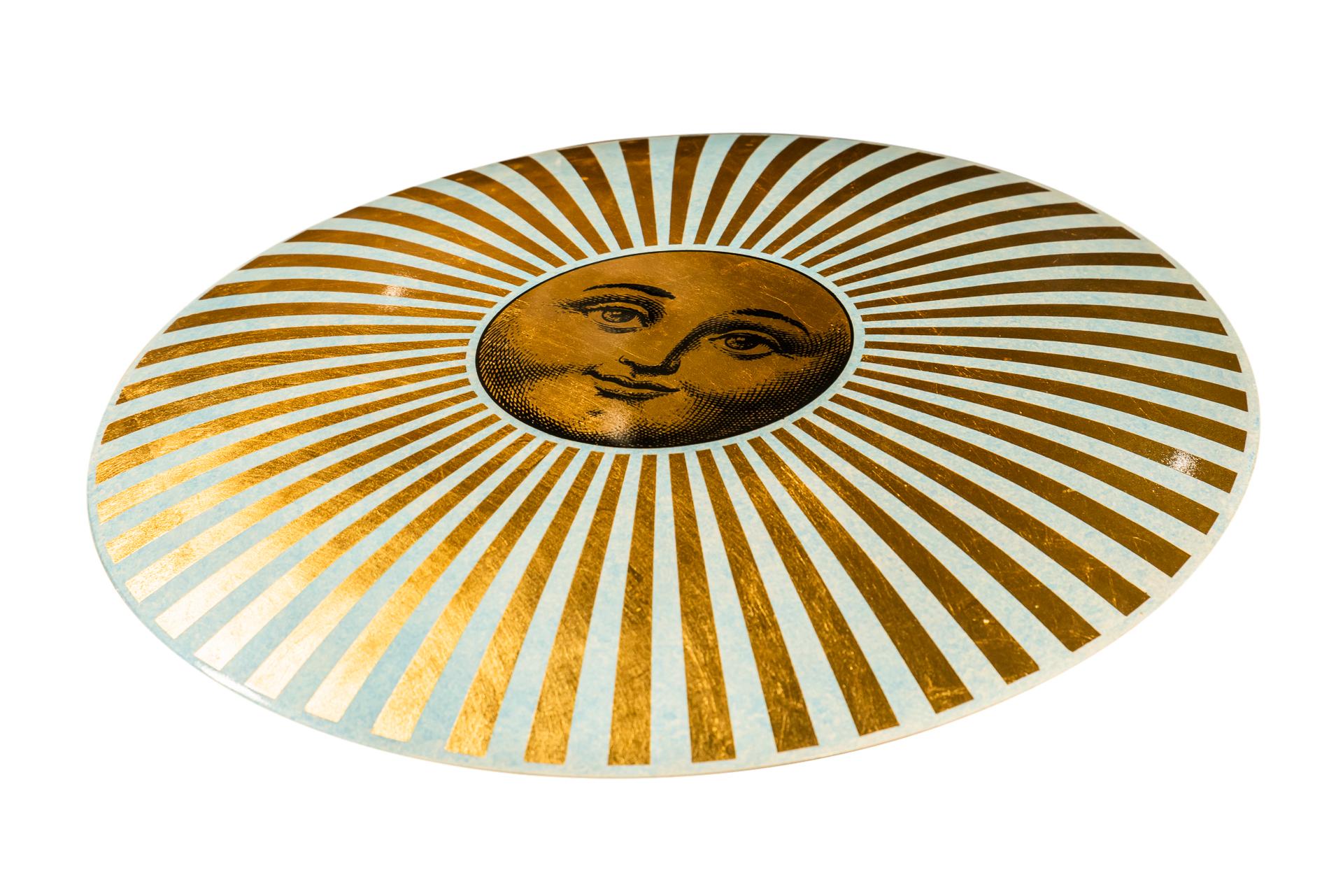 Piero Fornasetti (1913-1988),
Wall or ceiling lamp,
Silk-screened metal.
Prod. Fornasetti, manufacturer's label on the back,
Italy, circa 1970.

Measures: Height 15 cm, diameter 50 cm.