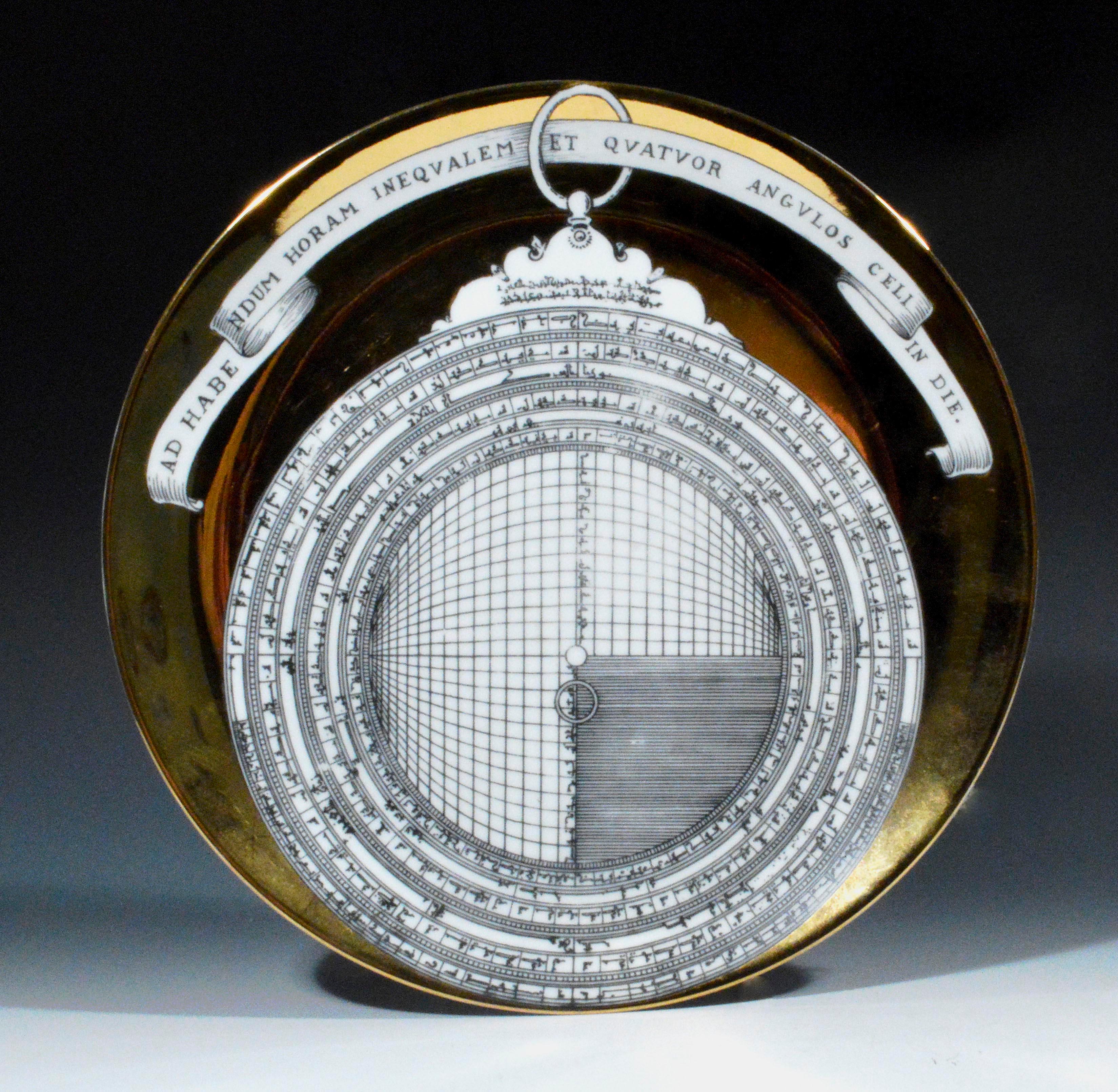 L'assiette en porcelaine de Piero Fornasetti représente un astrolabe, elle est le numéro douze de la série. Un ruban au-dessus indique 