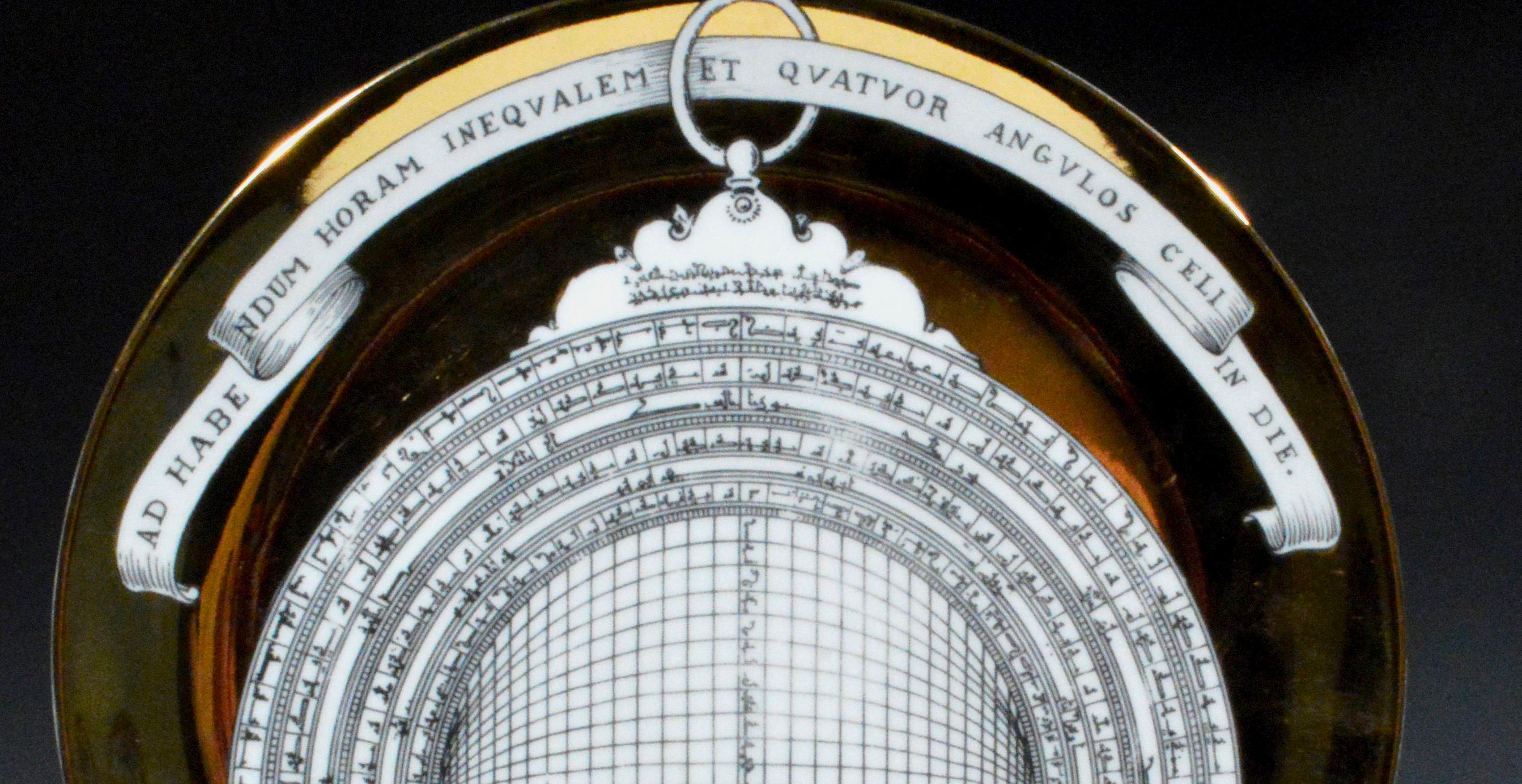 Milieu du XXe siècle Assiette Astrolabe de Piero Fornasetti, numéro douze de la série Astrolabio en vente