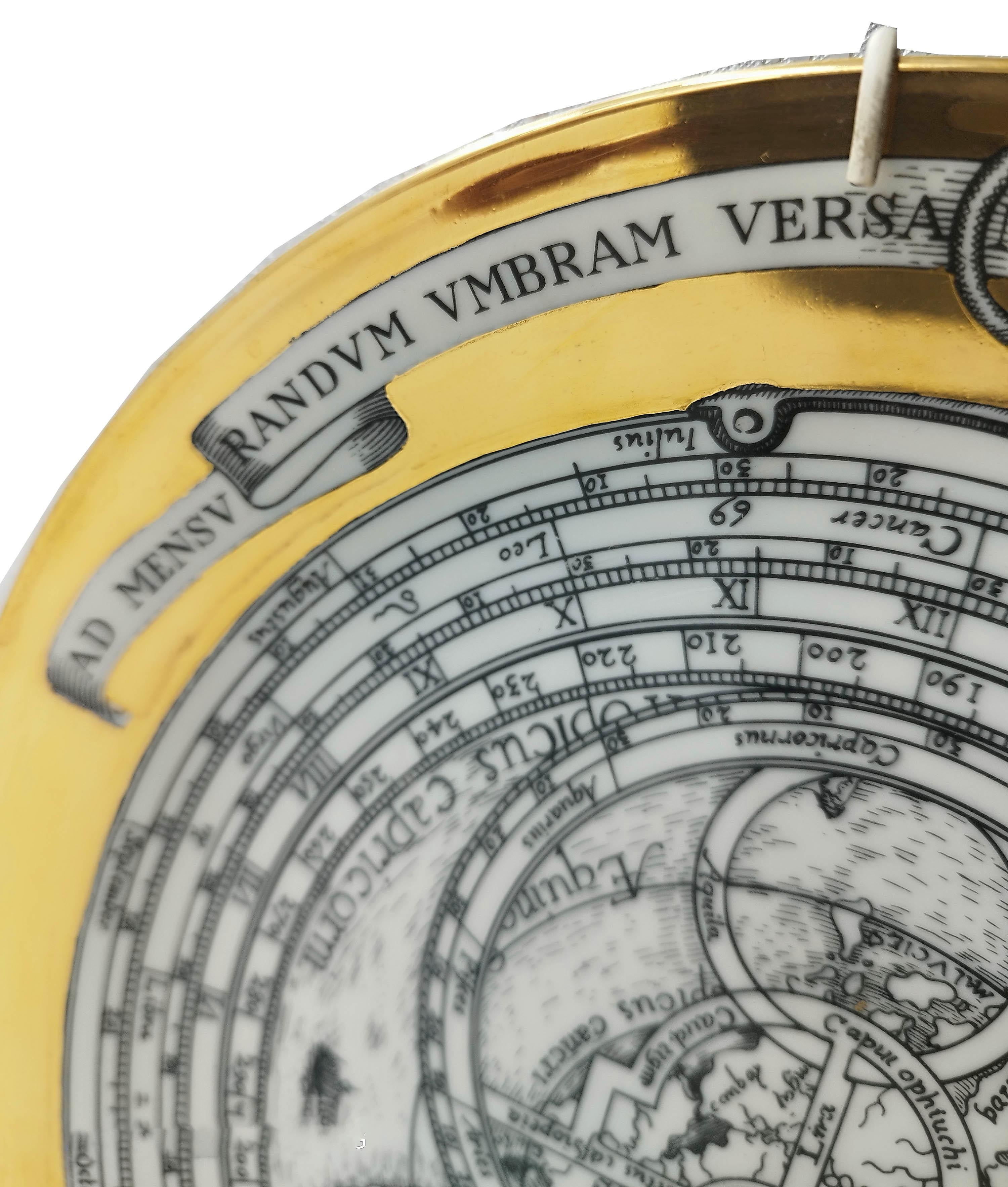 Porzellanteller Nr. 4 aus der zwölfteiligen Serie Astrolabe, die Piero Fornasetti zwischen 1965 und 1976 entworfen hat. Jede Platte zeigt ein Astrolabium, ein ausgeklügeltes Neigungsmessgerät aus dem klassischen Altertum, das von Astronomen,