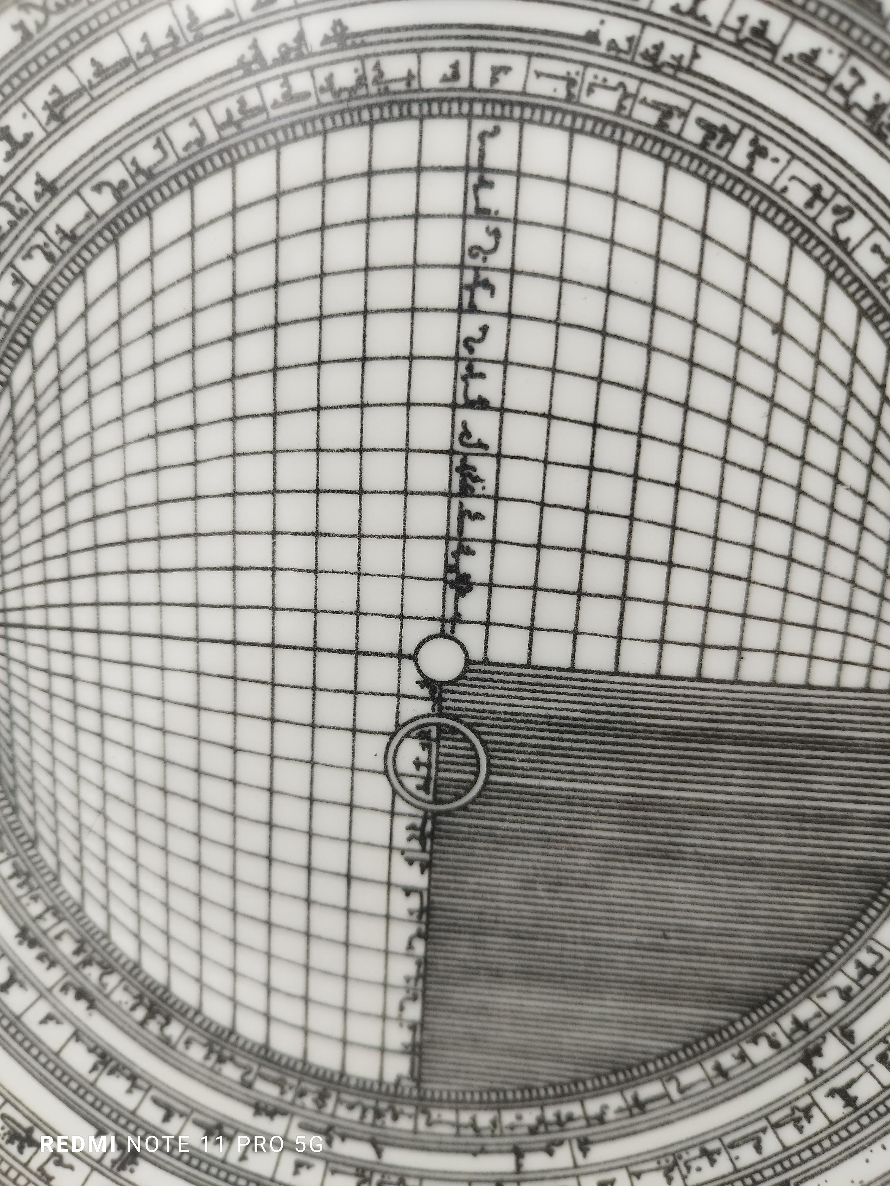 Assiette en porcelaine n° 5 de la série Astrolabe de douze pièces conçue par Piero Fornasetti entre 1965 et 1976. Chaque plaque représente un astrolabe, un inclinomètre élaboré de l'Antiquité classique utilisé par les astronomes, les navigateurs et
