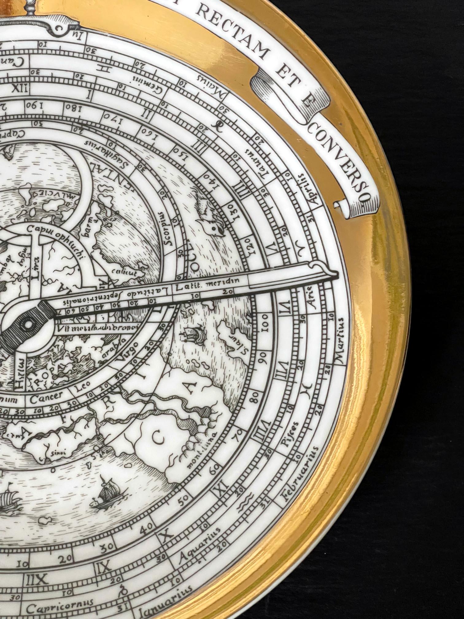Doré Assiette en porcelaine Astrolabe de Piero Fornasetti, 1968 en vente