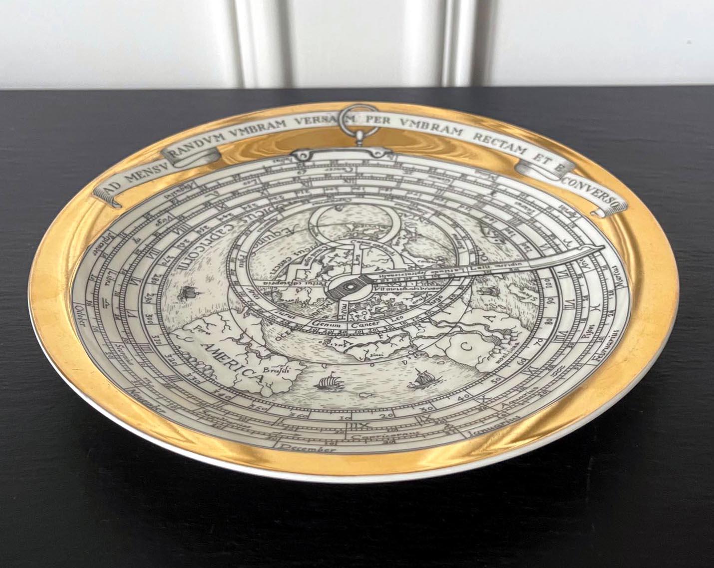 Milieu du XXe siècle Assiette en porcelaine Astrolabe de Piero Fornasetti, 1968 en vente