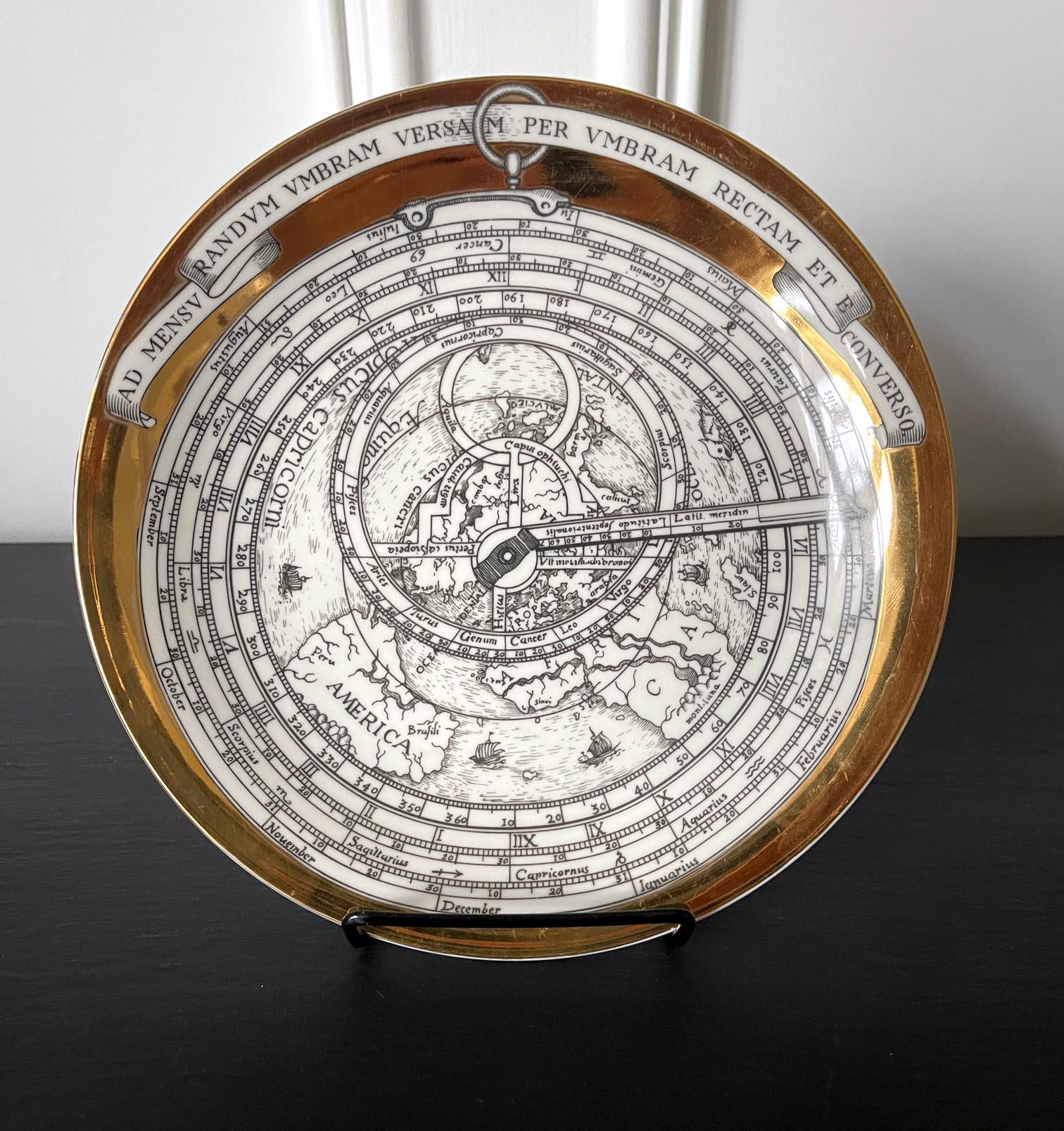 Porcelaine Assiette en porcelaine Astrolabe de Piero Fornasetti, 1968 en vente