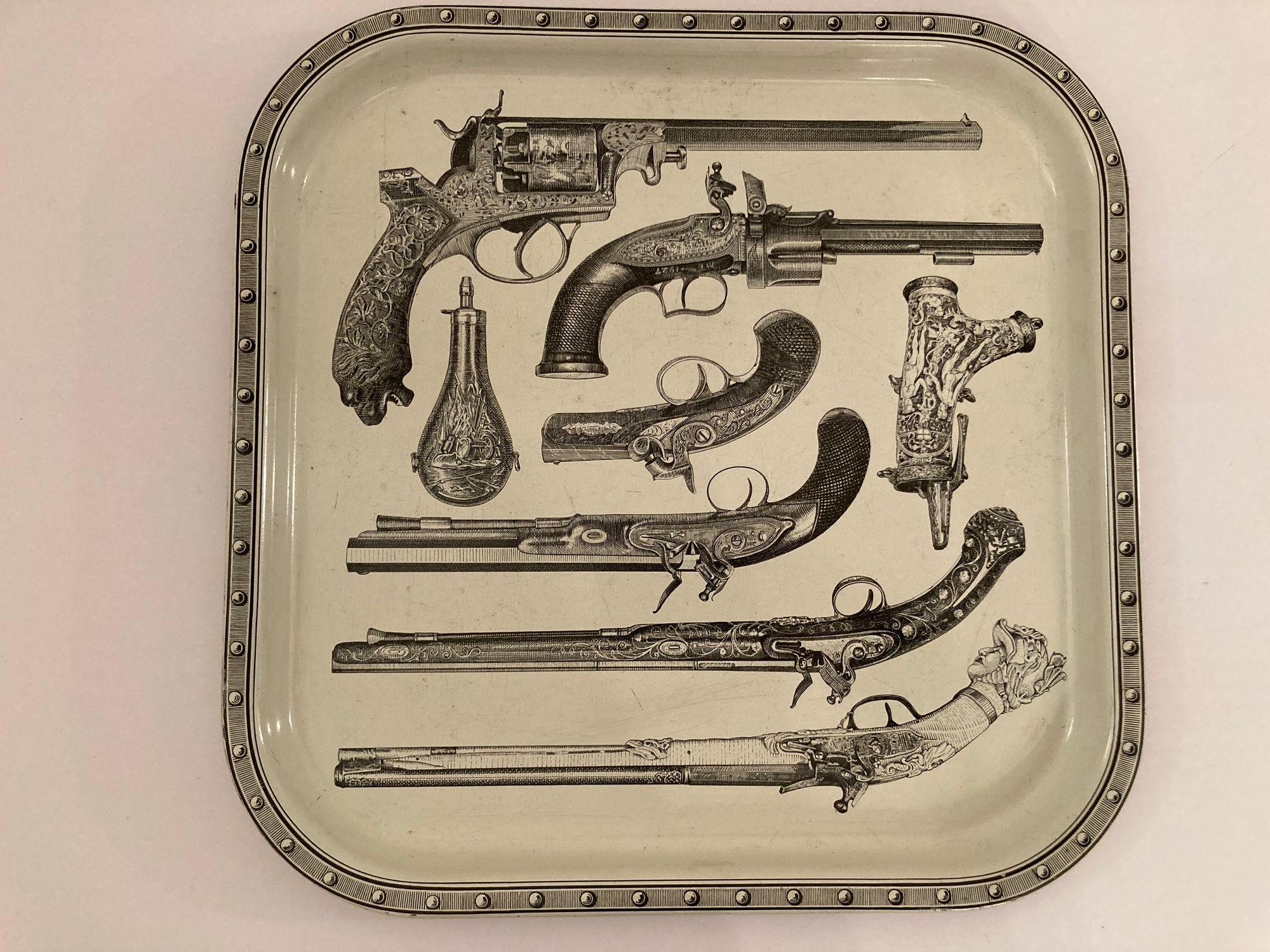Piero Fornasetti zugeschriebenes Serviertablett aus Metall mit Pistolen und Bargeschirr, 1960er Jahre im Angebot 9