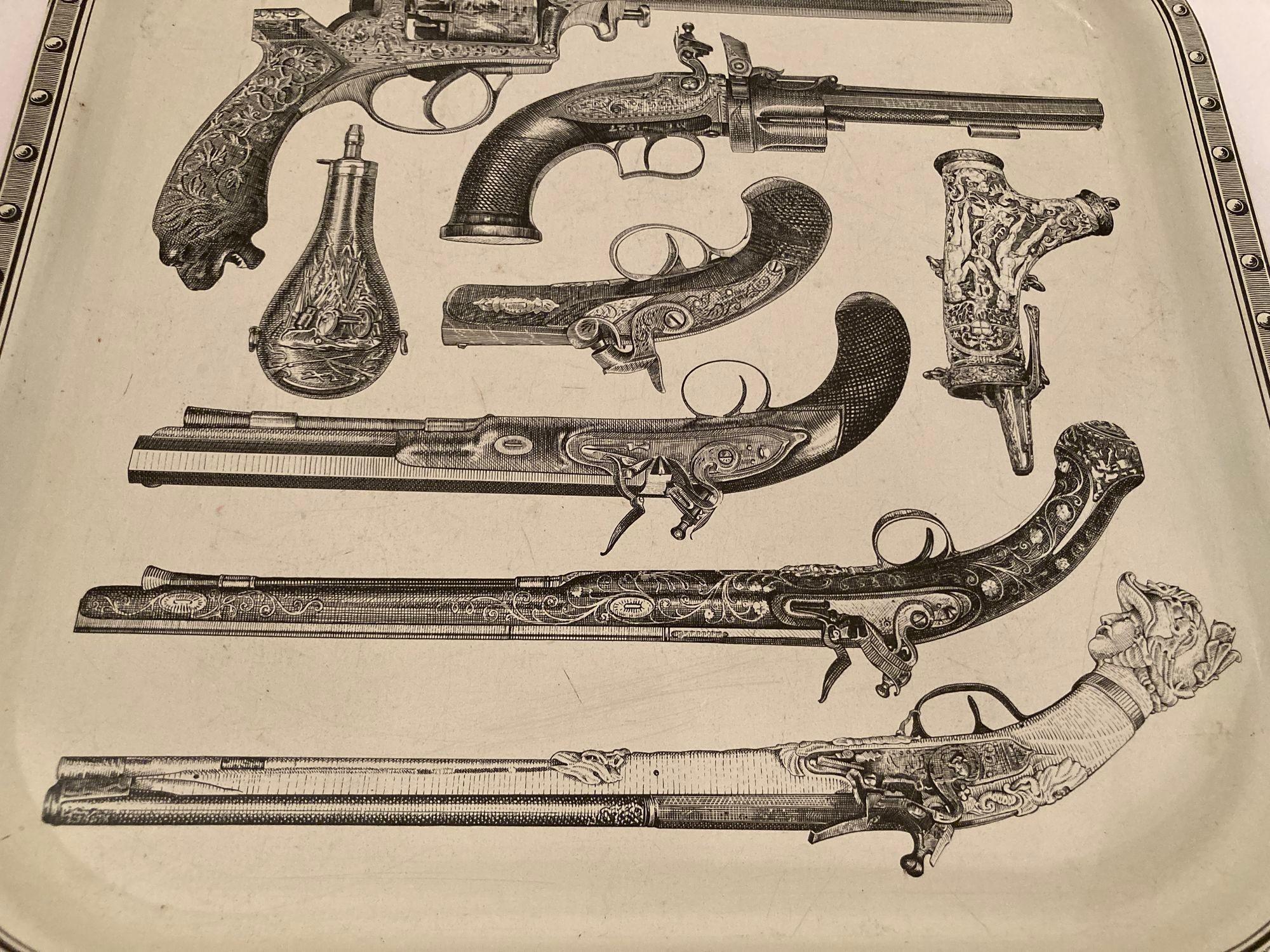 Piero Fornasetti zugeschriebenes Serviertablett aus Metall mit Pistolen und Bargeschirr, 1960er Jahre im Angebot 11