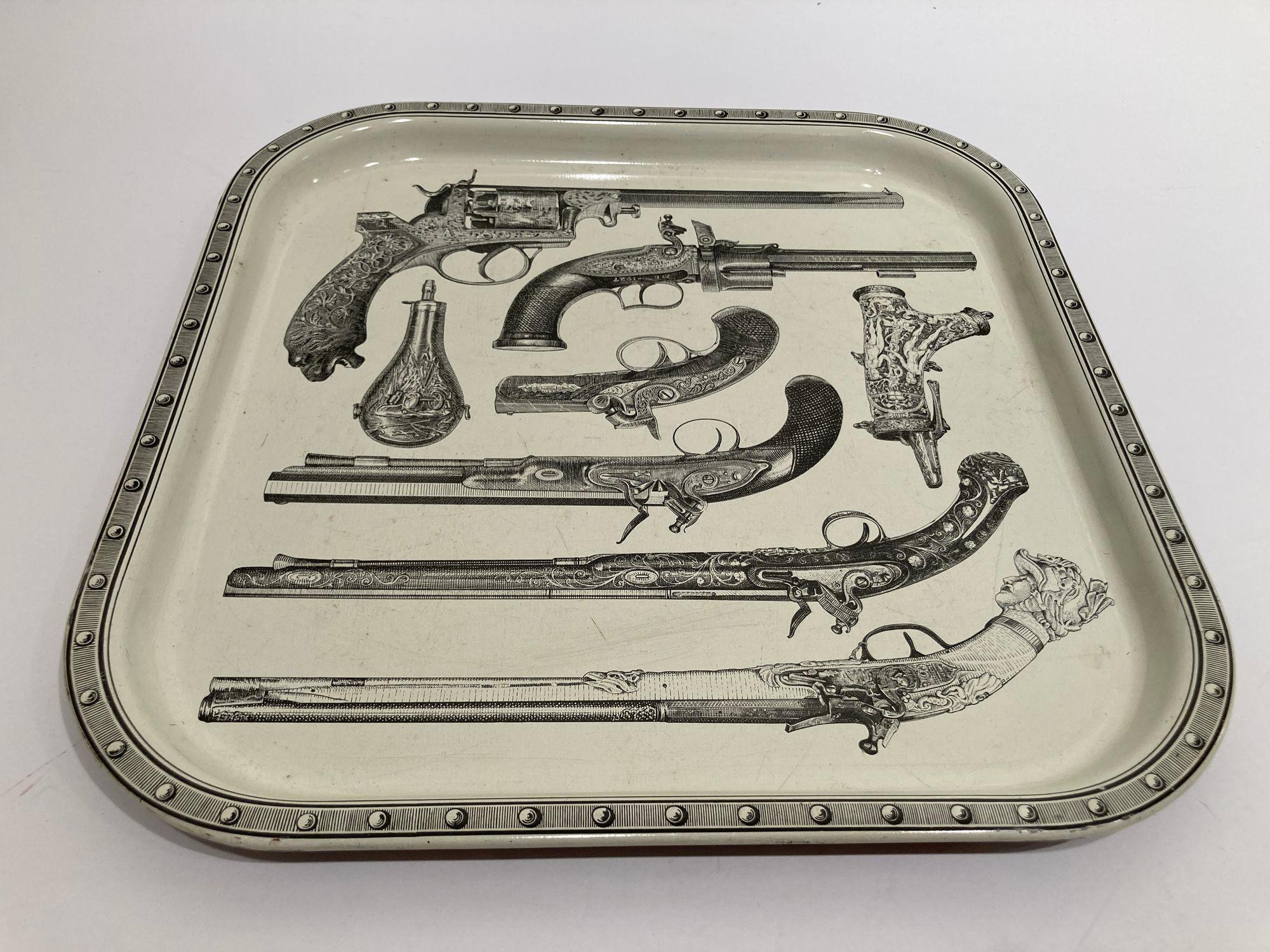 Piero Fornasetti zugeschriebenes Serviertablett aus Metall mit Pistolen und Bargeschirr, 1960er Jahre (Moderne der Mitte des Jahrhunderts) im Angebot