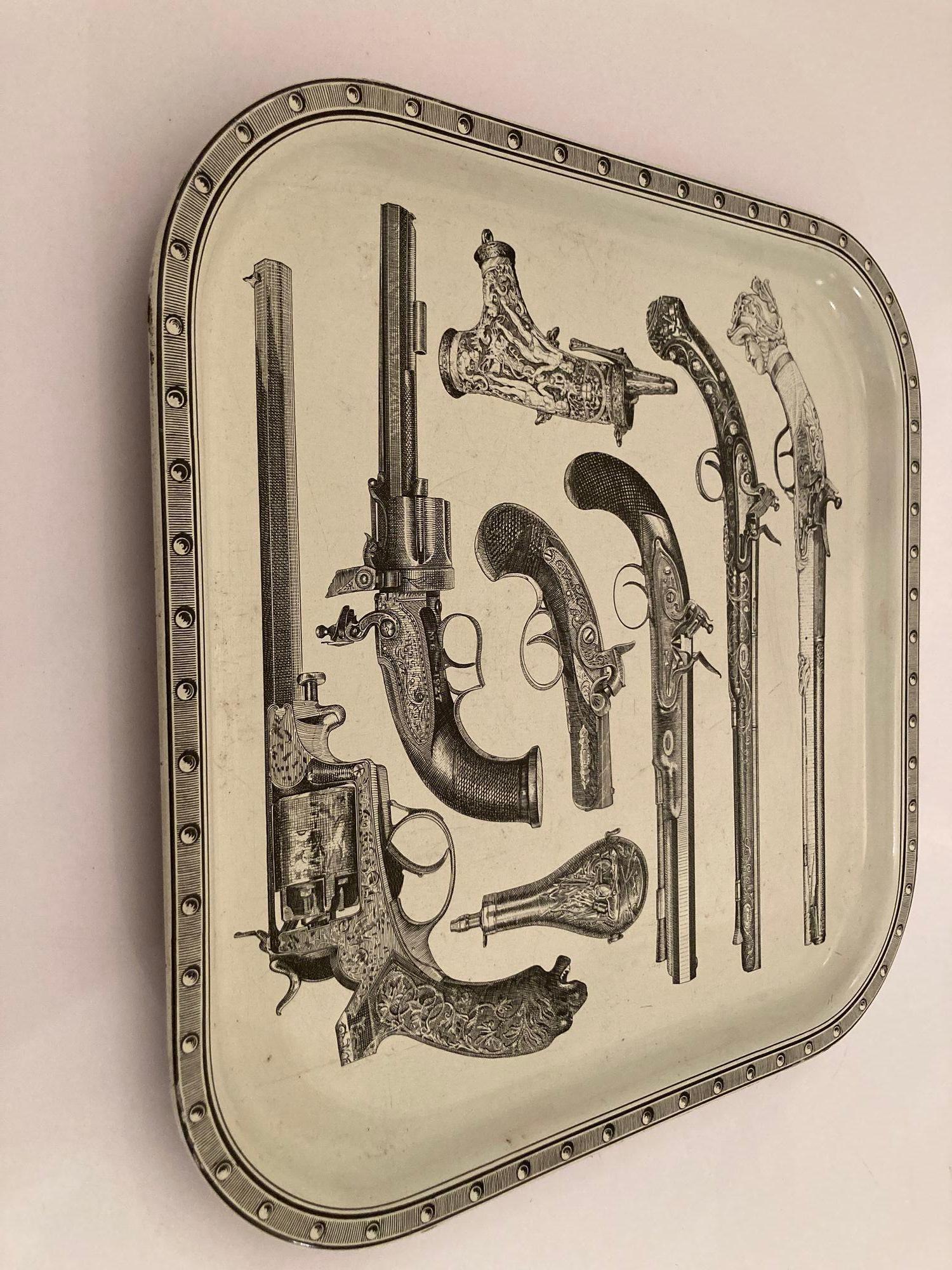 Piero Fornasetti zugeschriebenes Serviertablett aus Metall mit Pistolen und Bargeschirr, 1960er Jahre im Zustand „Gut“ im Angebot in North Hollywood, CA