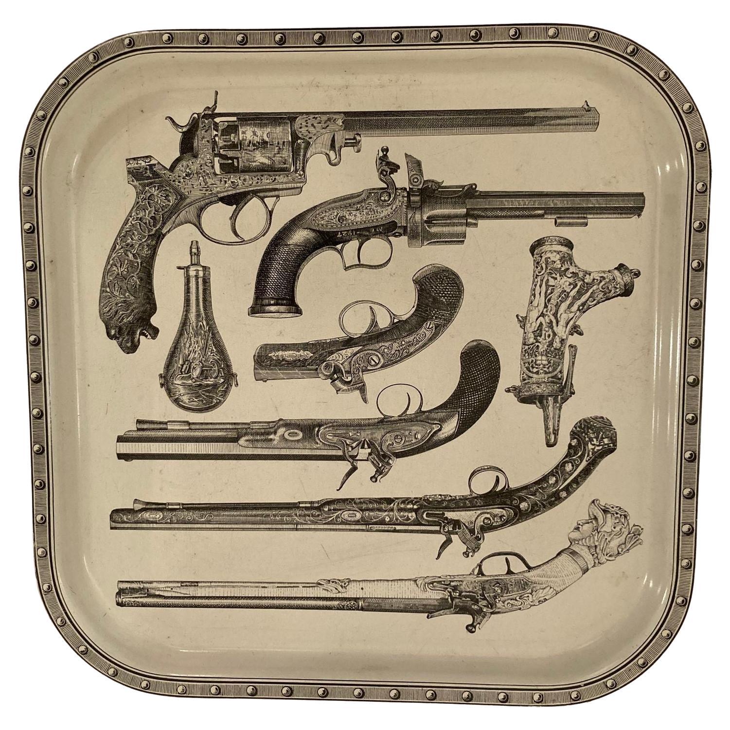 Piero Fornasetti zugeschriebenes Serviertablett aus Metall mit Pistolen und Bargeschirr, 1960er Jahre