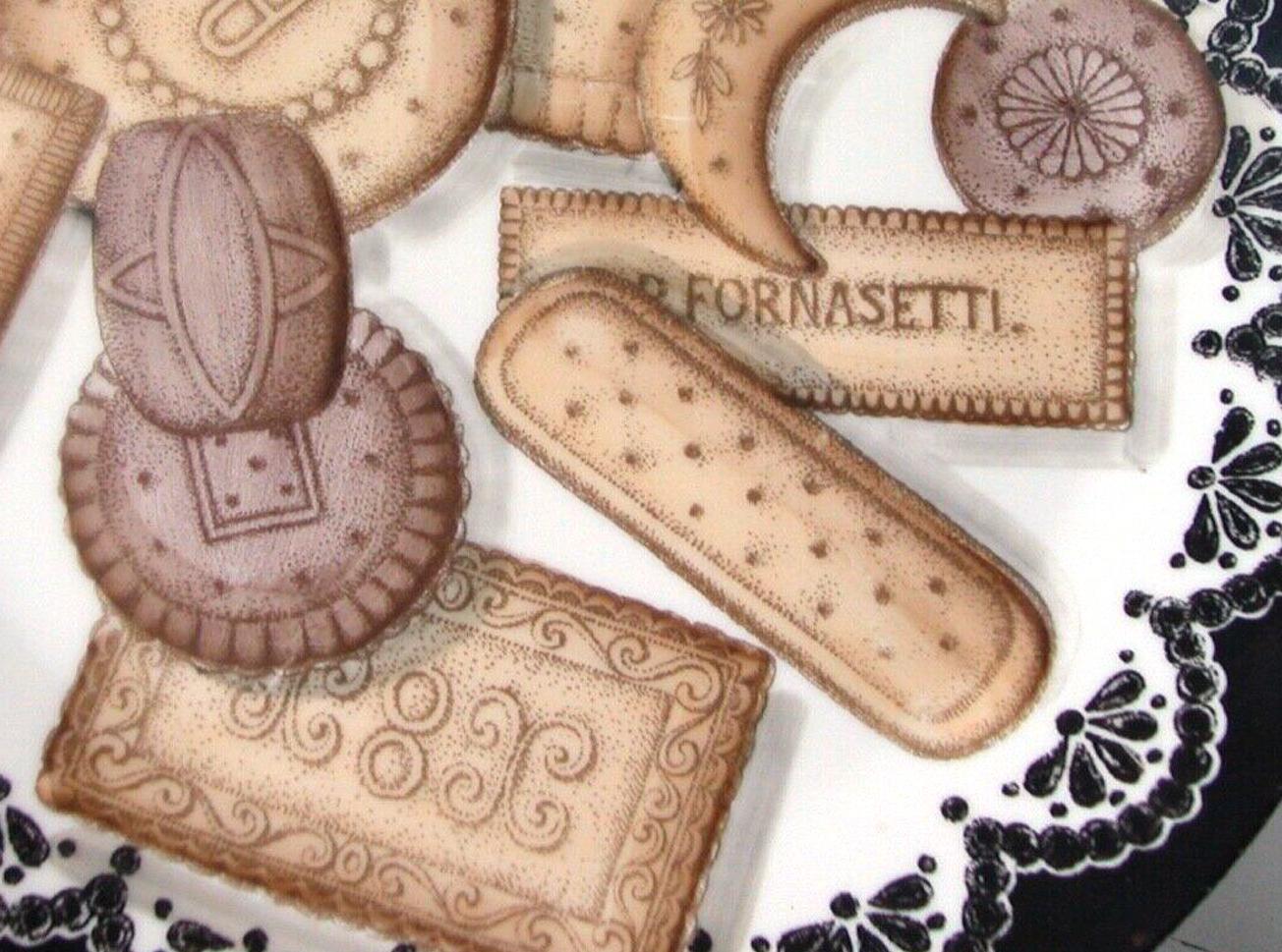 Piero Fornasetti Biscotti Pattern Porcelain Plate, Trompe l'oeil Cookies In Good Condition In Downingtown, PA