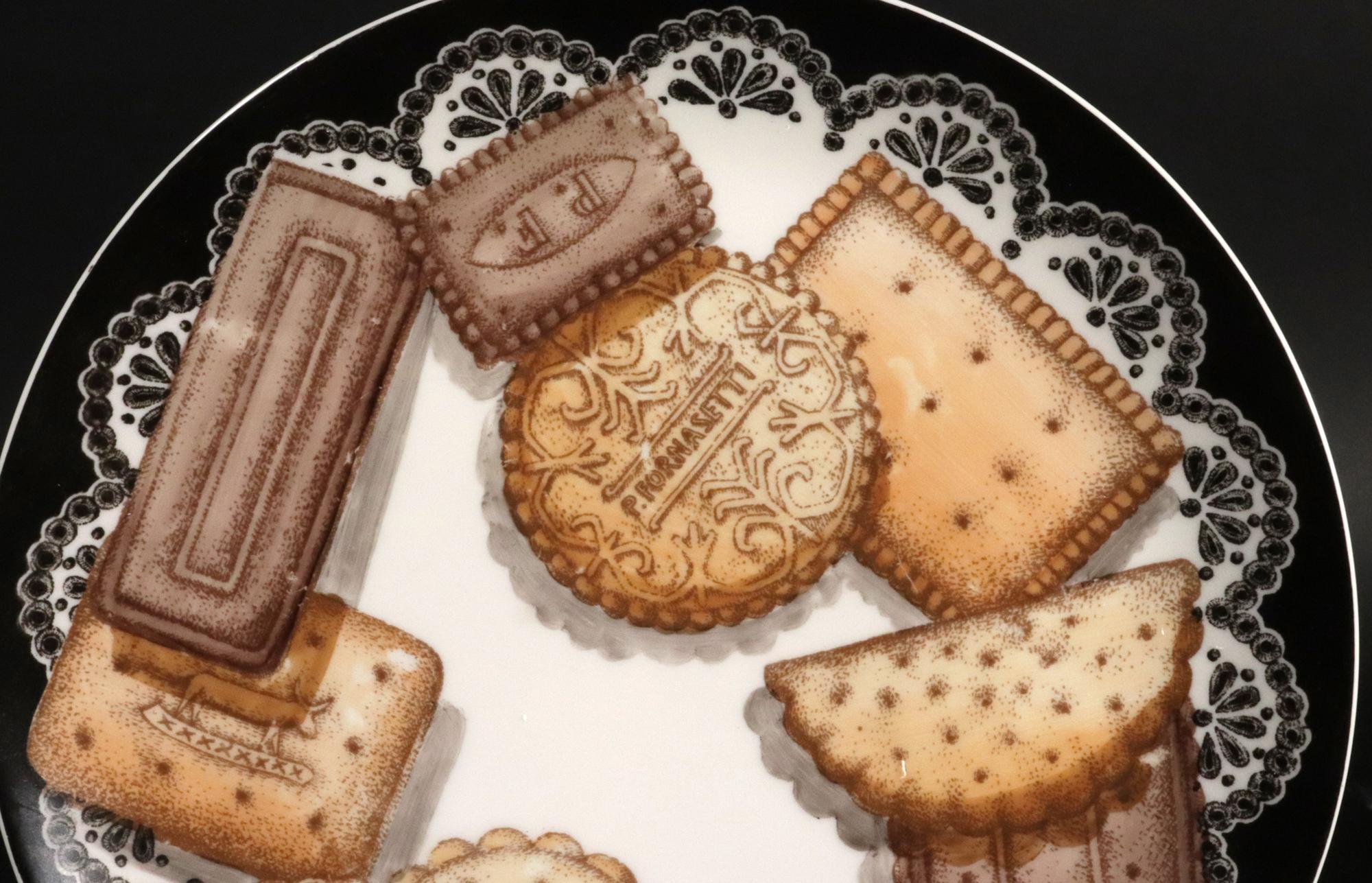 Piero Fornasetti Biscotti Pattern Porcelain Plate, Trompe l'oeil Cookies In Good Condition For Sale In Downingtown, PA