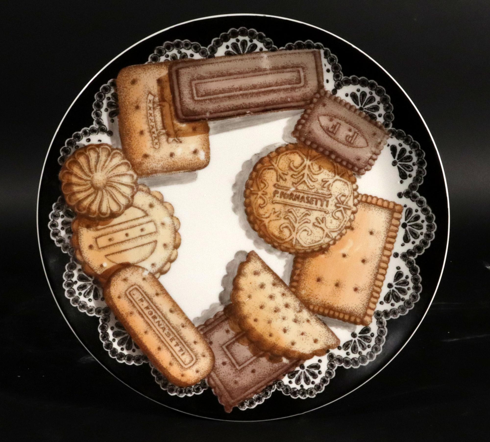 Piatto in porcellana con motivo Biscotti di Piero Fornasetti, L'Oeil dei Biscotti