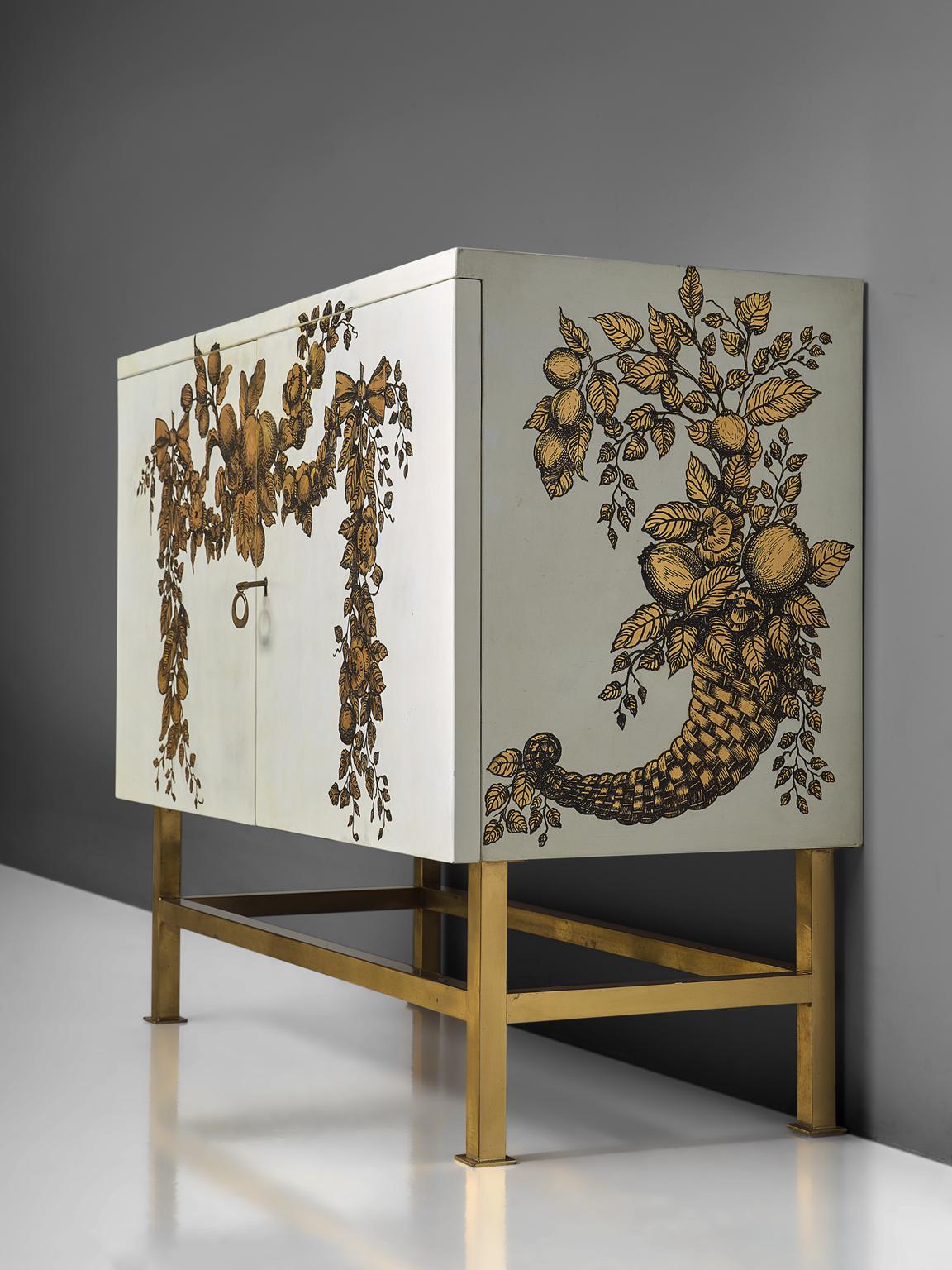 Piero Fornasetti Cabinet “Panoplie” with Lithographic Print (Mitte des 20. Jahrhunderts)