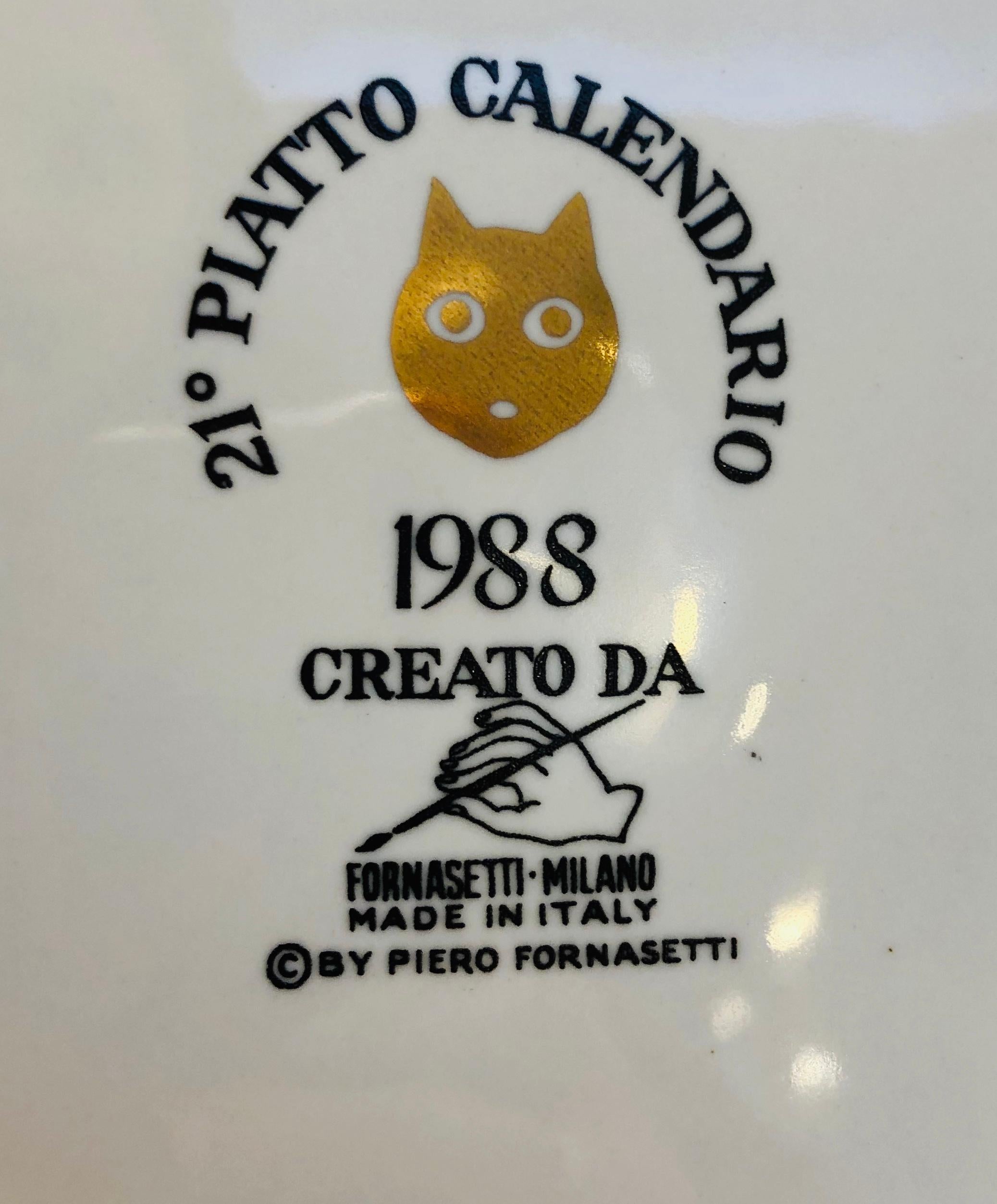 Porzellanteller mit Kalender von Calendar Porzellan für das Jahr 1988 von Piero Fornasetti (Italienisch) im Angebot