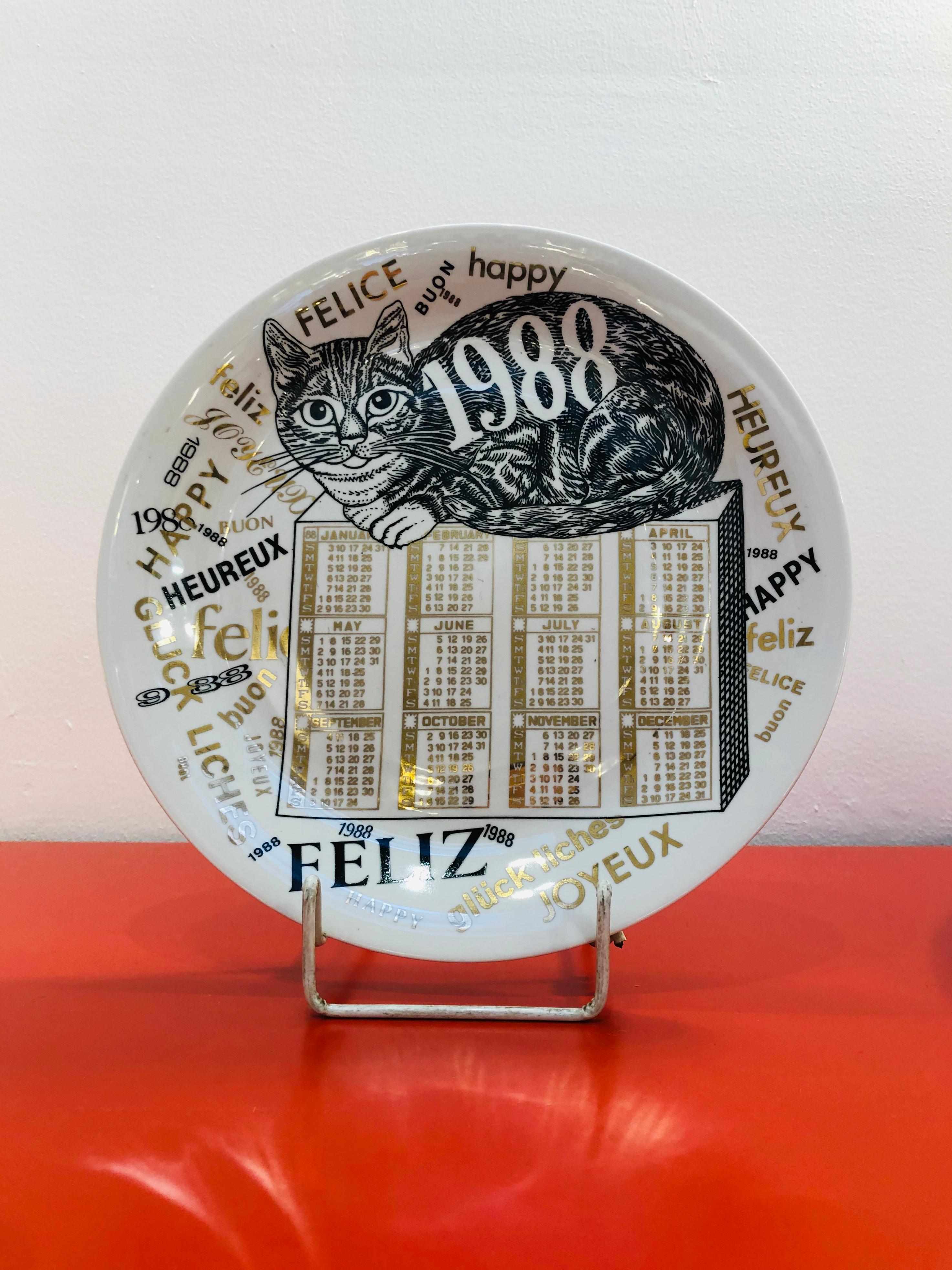 Porzellanteller mit Kalender von Calendar Porzellan für das Jahr 1988 von Piero Fornasetti im Zustand „Gut“ im Angebot in Brussels, BE