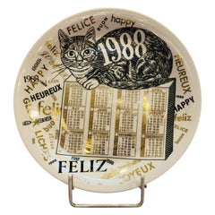 Assiette en porcelaine avec calendrier de Piero Fornasetti pour l'année 1988