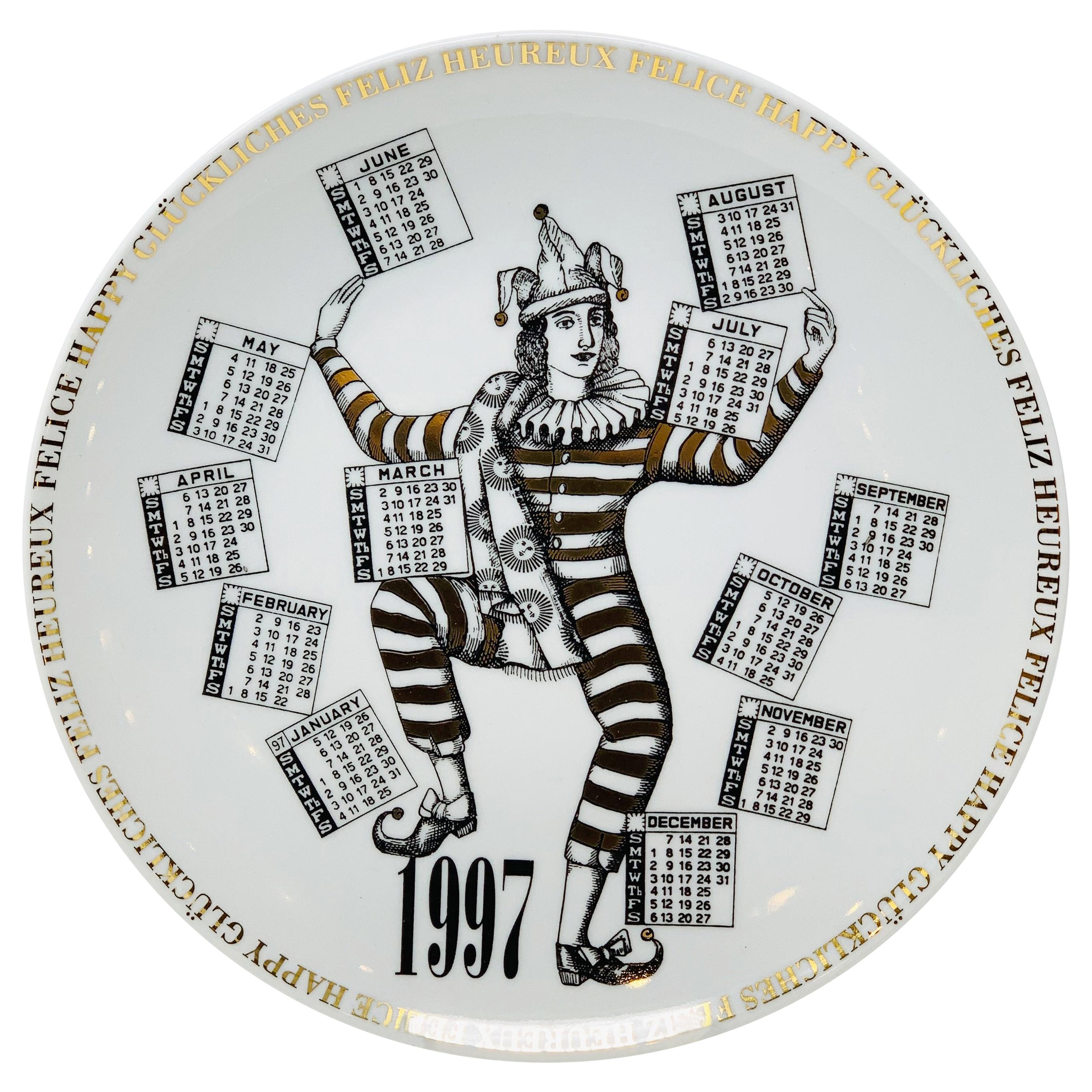 Assiette en porcelaine avec calendrier de Piero Fornasetti pour l'année 1997 en vente