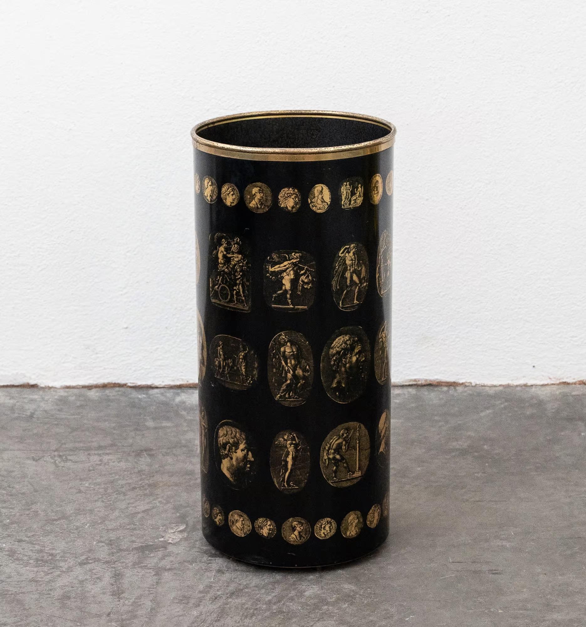 20ième siècle Piero Fornasetti Modèle Cameos Porte-parapluies en vente
