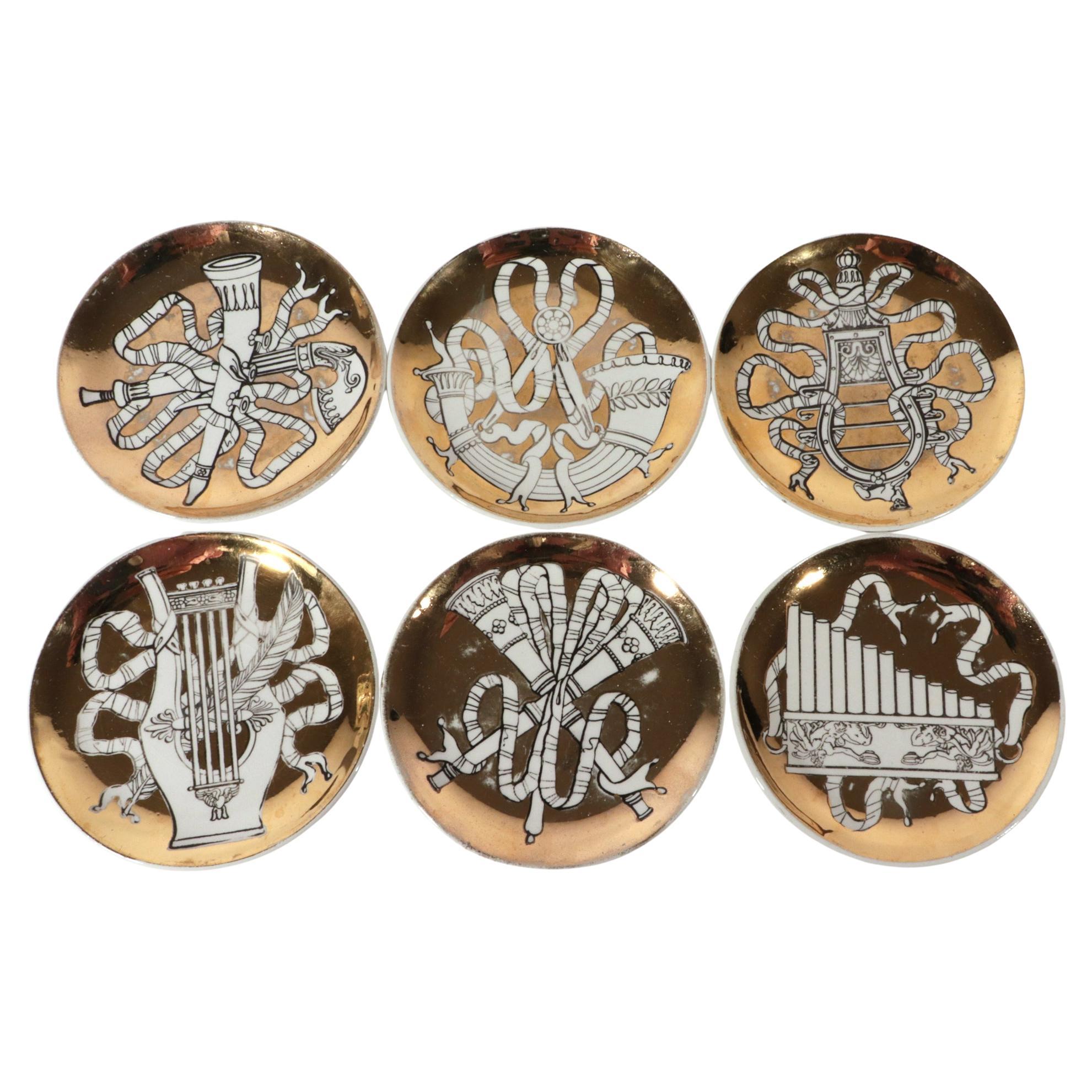 Sottobicchieri in ceramica Piero Fornasetti, motivo Musicalia, set di sei