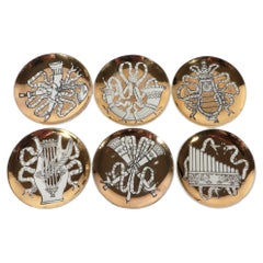 Sottobicchieri in ceramica Piero Fornasetti, motivo Musicalia, set di sei