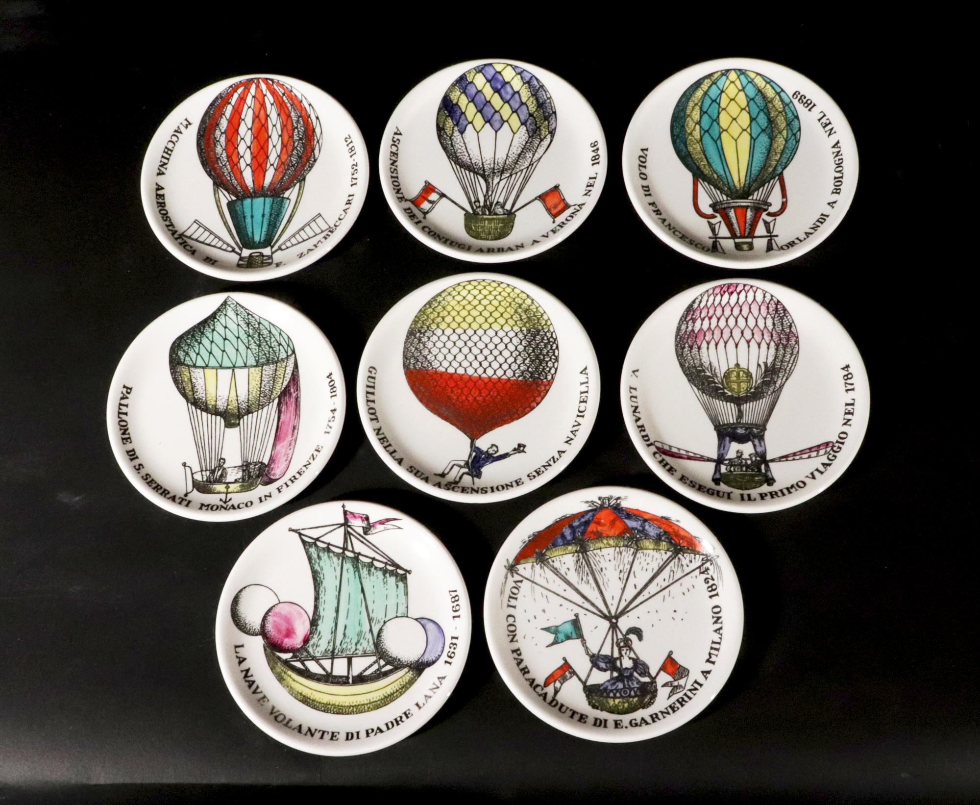 Piero Fornasetti Keramik Palloni, Heißluftballon.
Kompletter Satz Untersetzer,
1955-60

Die Keramikuntersetzer von Piero Fornasetti sind ein komplettes Set von acht Stück.  Sie zeigen jeweils einen anderen Heißluftballon mit den Namen der Aeronauten