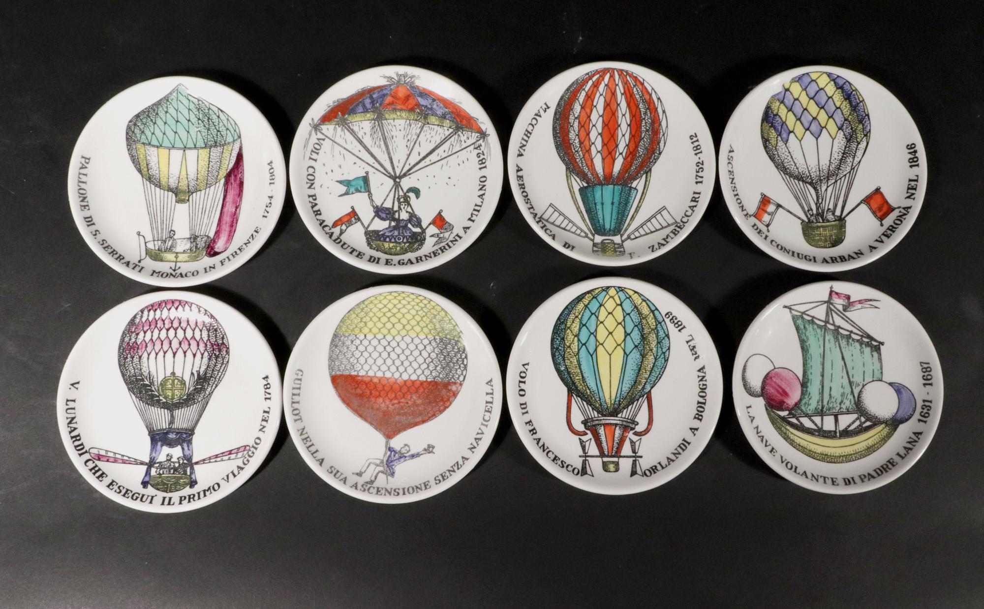 Piero Fornasetti en céramique, montgolfière.
Palloni Pattern,
Jeu complet de sous-verres,
1955-60

Les sous-verres en céramique de Piero Fornasetti sont un ensemble complet de huit.  Ils représentent chacun une montgolfière différente avec les noms