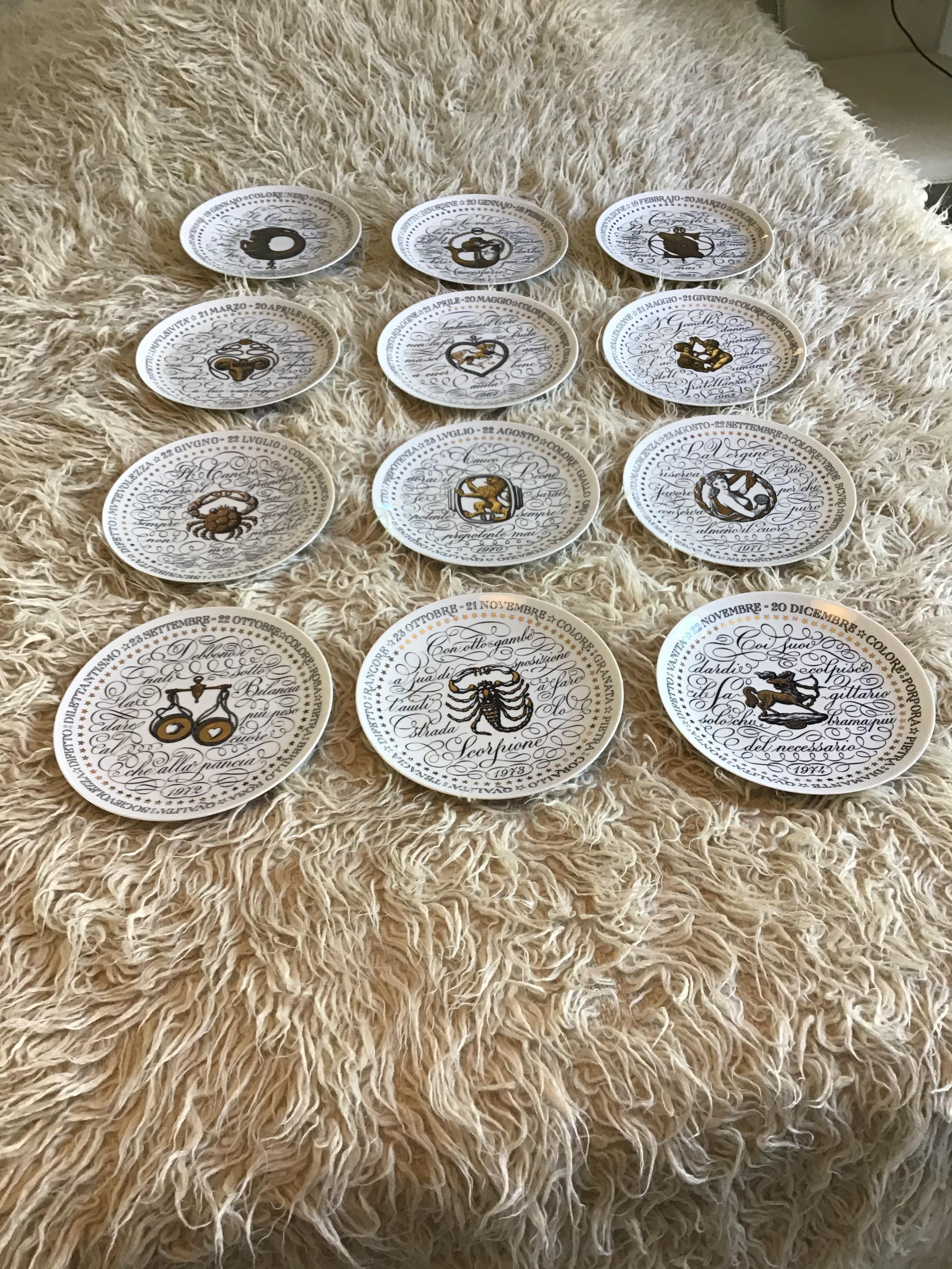 Piero Fornasetti Signo del Zodíaco completo de 1964-1974 Porcelana, Italia Italiano en venta