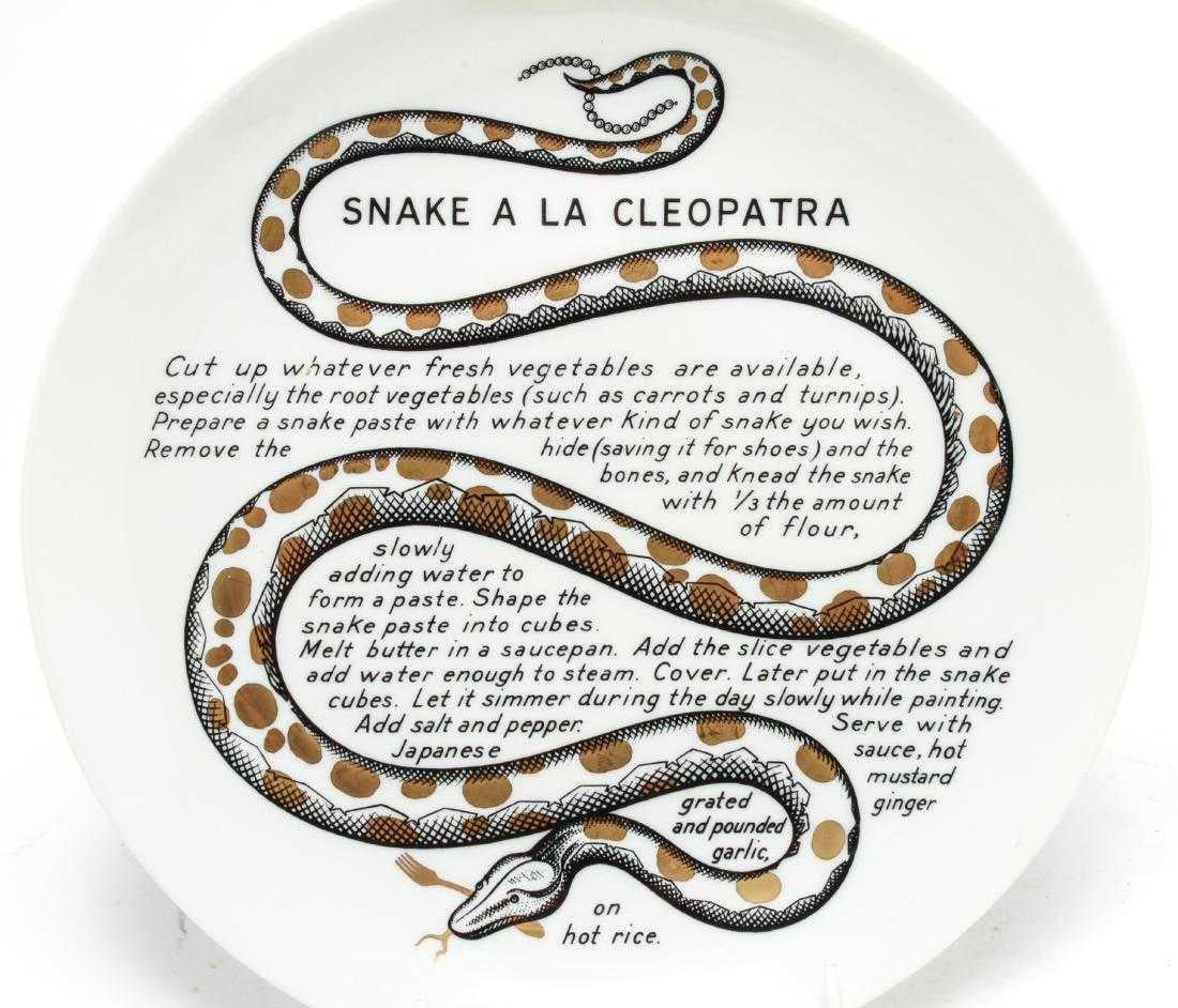 Assiette à recettes en porcelaine Piero Fornasetti Fleming Joffe,
Un serpent à la Cléopâtre,
1960s-1974.

Cette rare assiette en porcelaine de Piero Fornasetti fait partie d'une série de quatorze assiettes réalisées pour la société Fleming Joffe