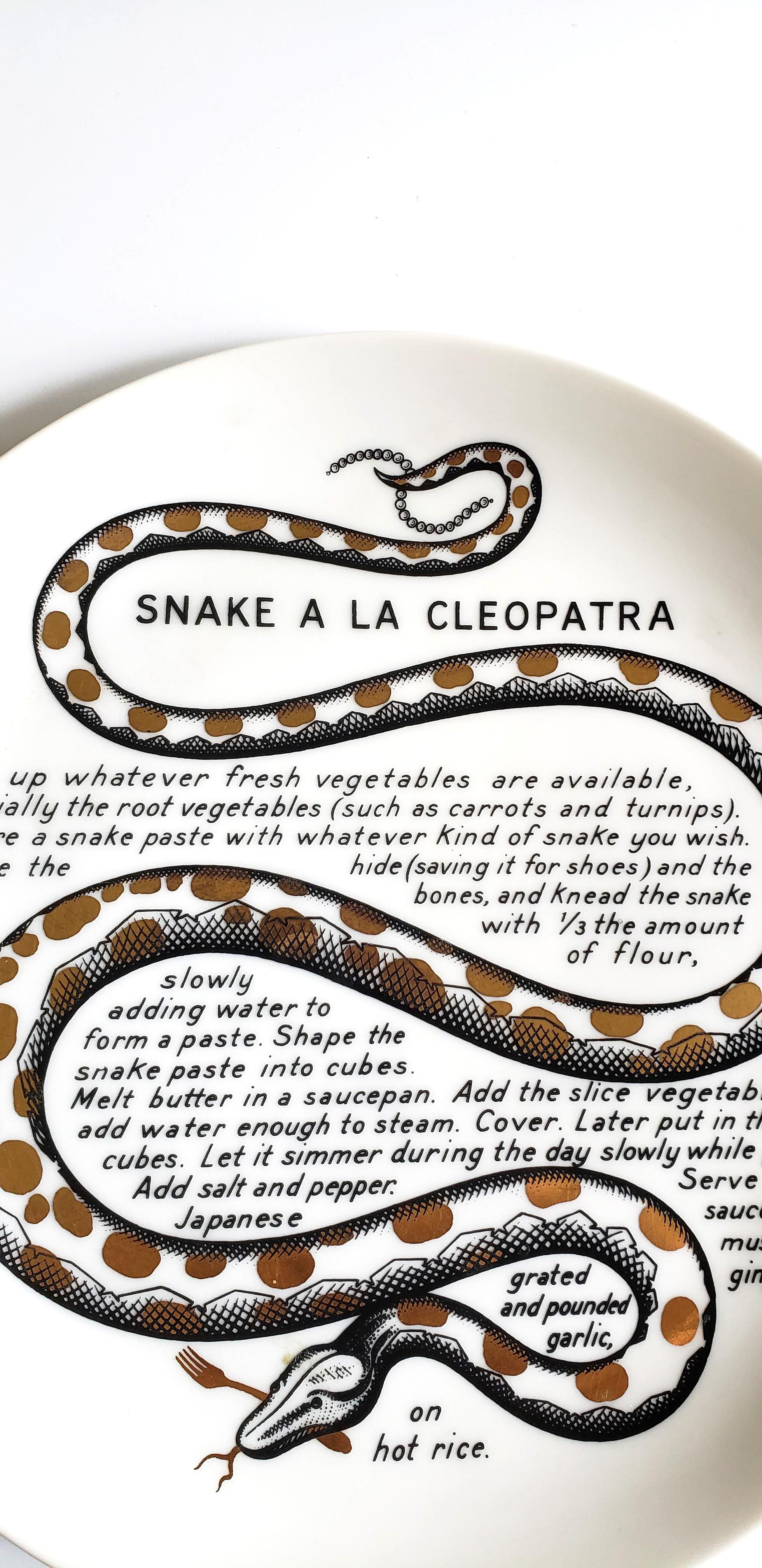Assiette à recettes en porcelaine de Piero Fornasetti Fleming Joffe, Serpent à la Cléopâtre Bon état - En vente à Downingtown, PA