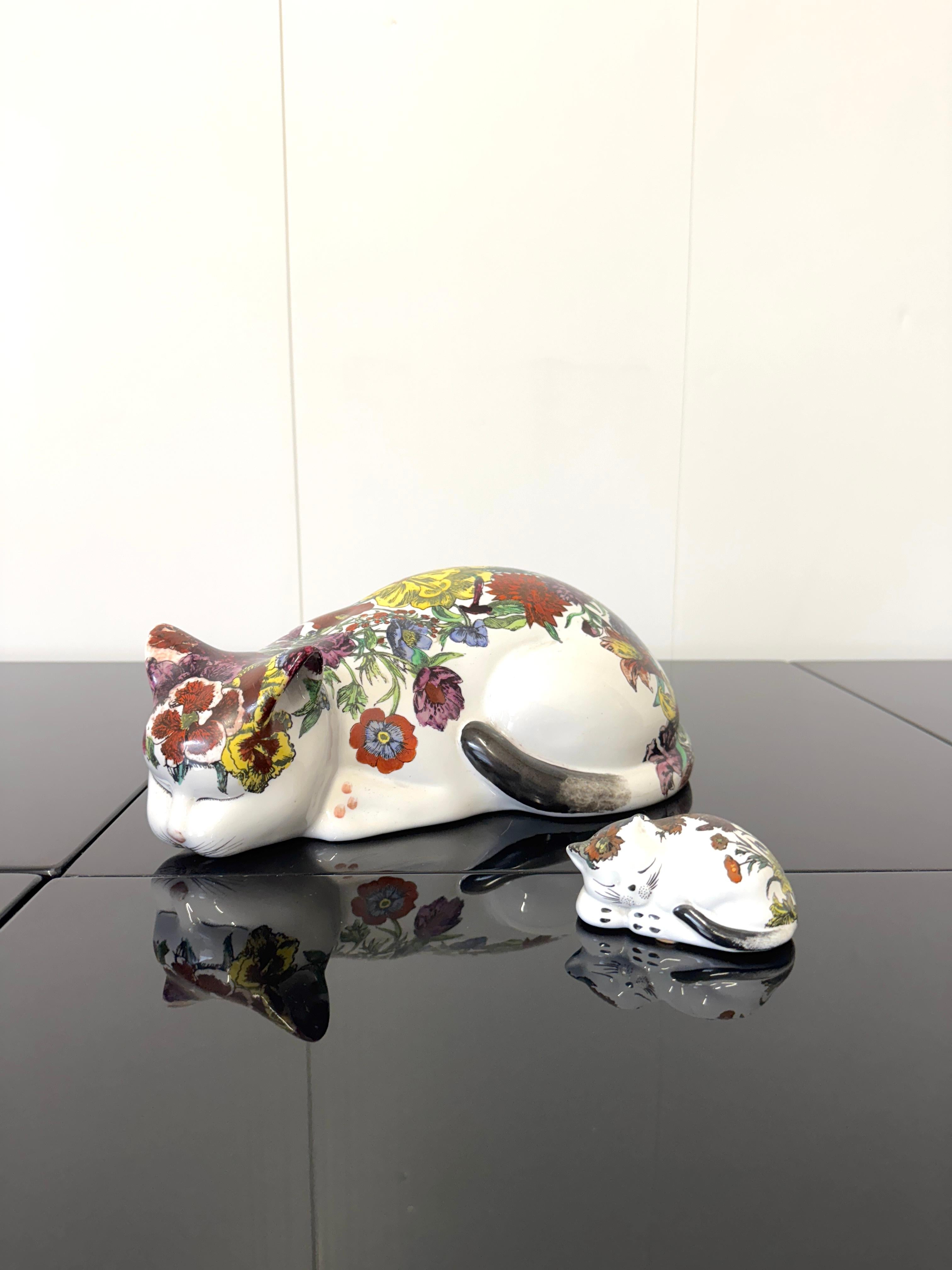 Raro set di ceramiche firmate Fornasetti, formato da gatto e gattino.
Ottimo stato di conservazione

Gatto 11x30x19 cm
Gattino 4x9x5 cm
