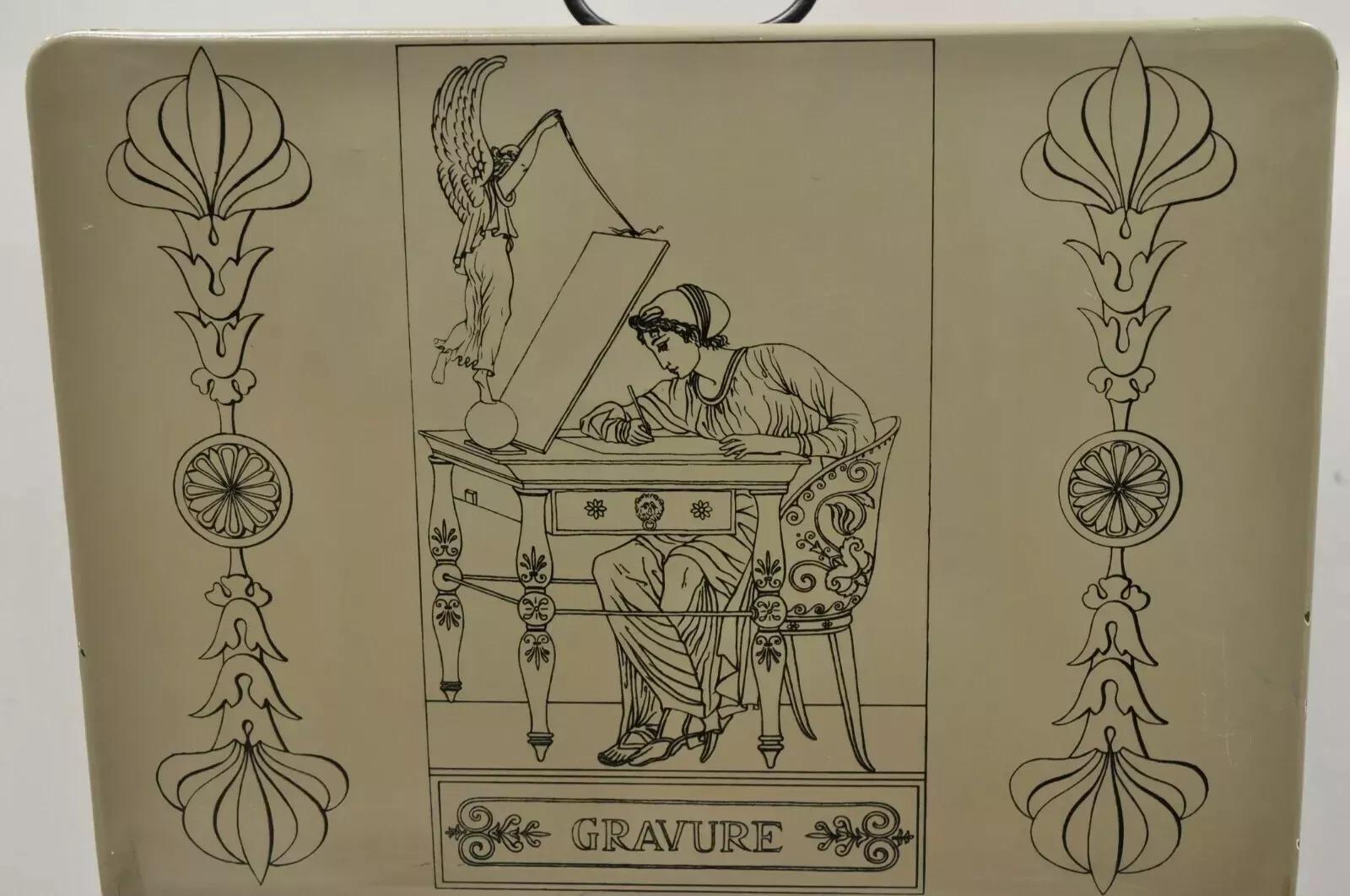Portariviste in ottone di Piero Fornasetti, in stile italiano Mid Century Modern. L'articolo presenta una base a treppiede in ottone massiccio, un'asta in ferro, un trasferimento litografico in metallo smaltato, un portariviste decorato con scene
