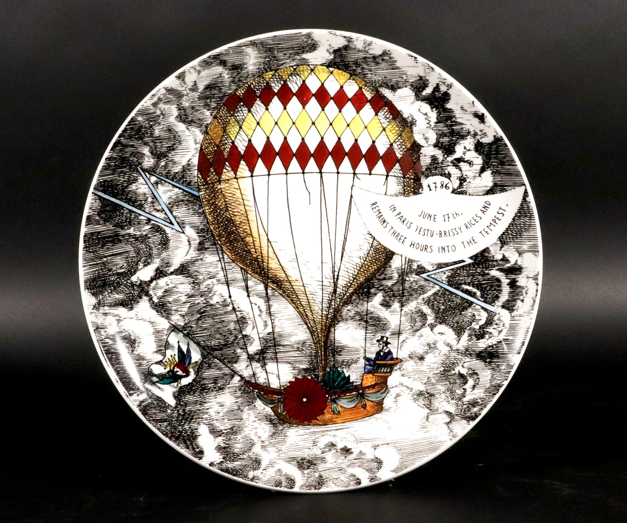 Placas de globos aerostáticos Piero Fornasetti,
Patrón Mongolfiere,
Juego de seis,
1970s.

El juego de láminas Piero Fornasetti representa distintas escenas de globos aerostáticos históricos. El patrón se conoce como patrón