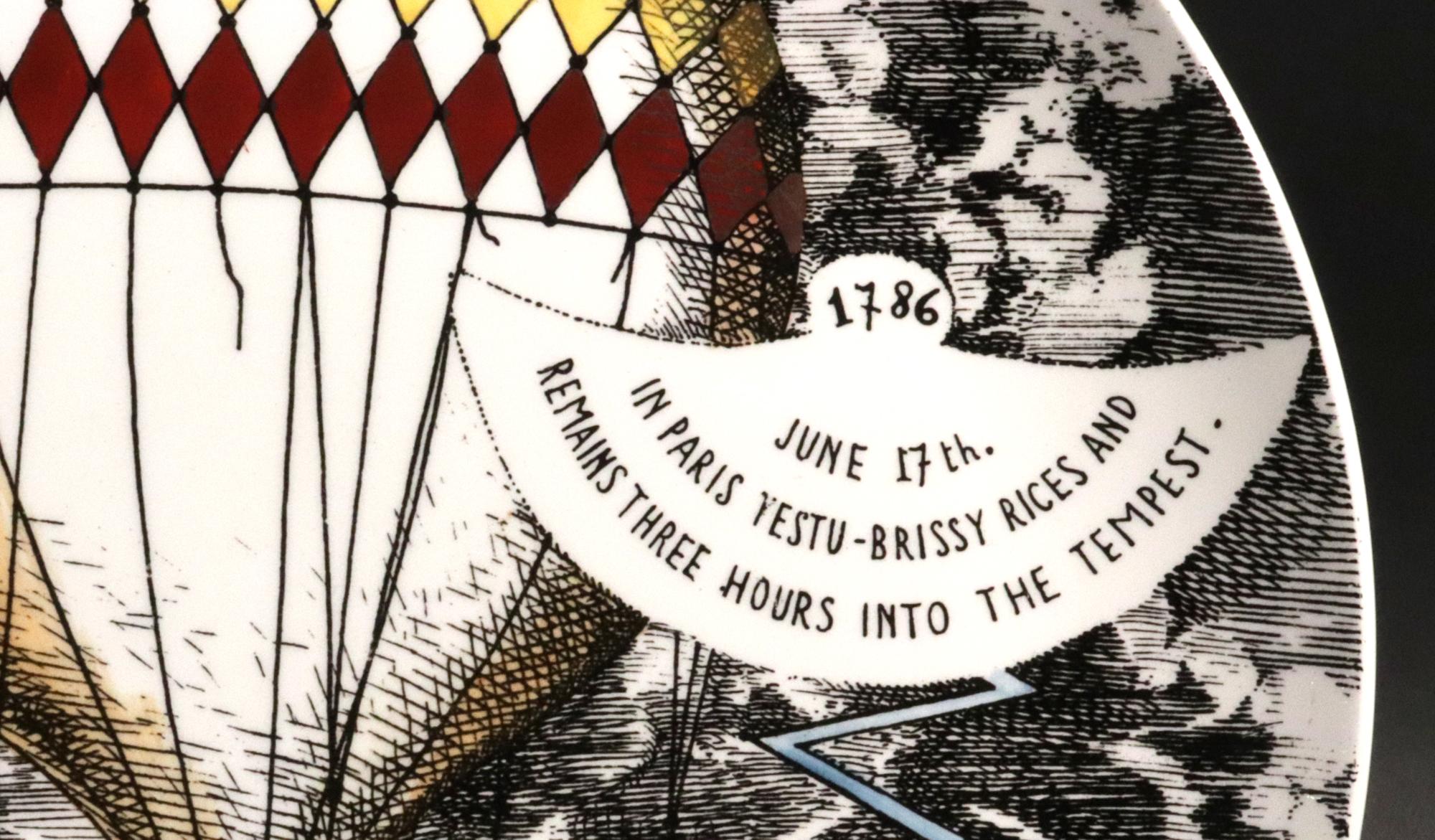 Piero Fornasetti Platos Globo Aerostático, Estampado Mongolfiere, Lote de Seis en Bueno estado para la venta en Downingtown, PA