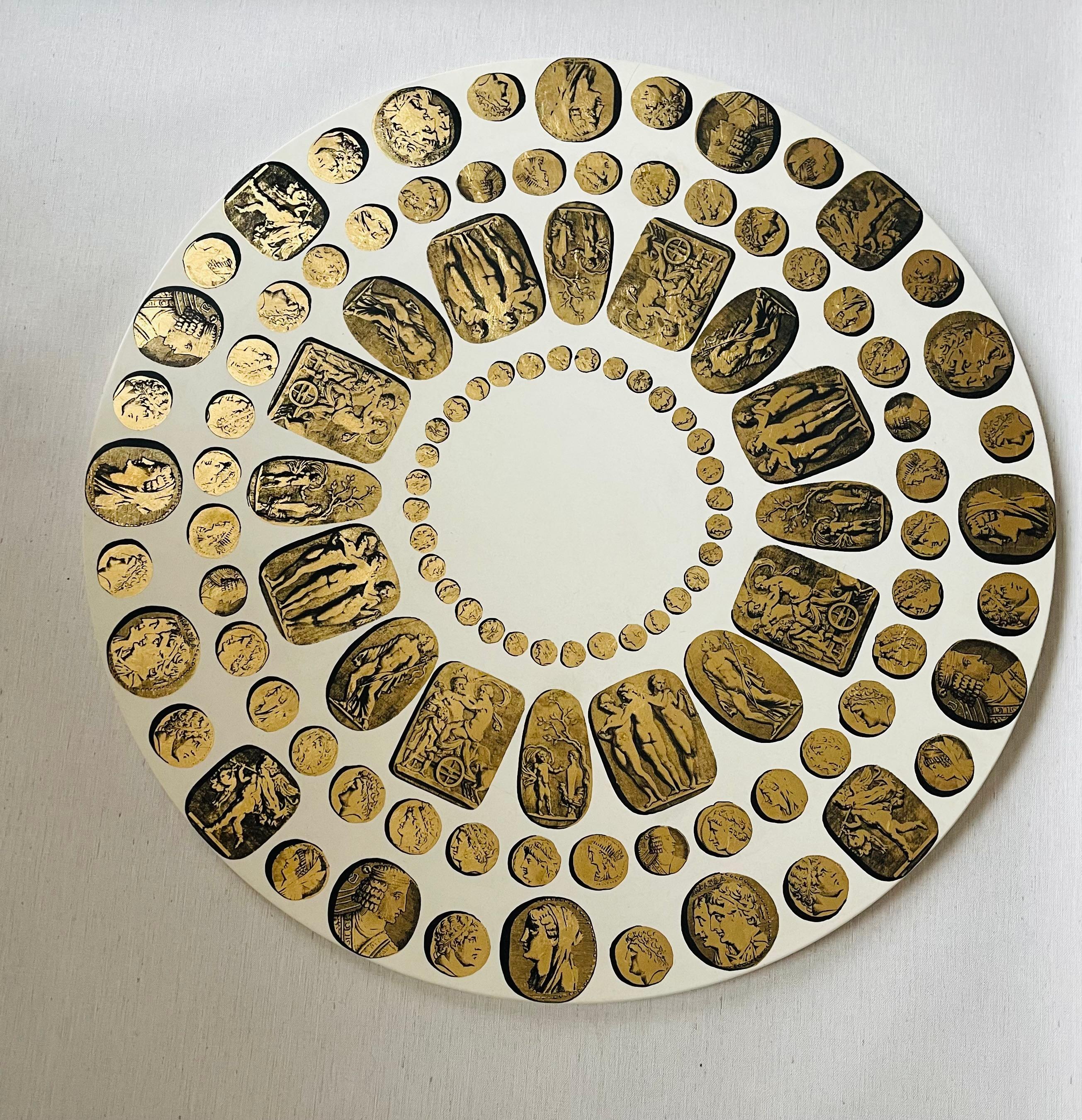 Einzigartiger moderner italienischer Couchtisch aus der Mitte des Jahrhunderts von Piero Fornasetti. Kamee-Medaillons aus Blattgold auf weiß lackiertem Holz. Dreibeiniger schwarz emaillierter Metallsockel. Verso schlägt ein Stempel von Piero