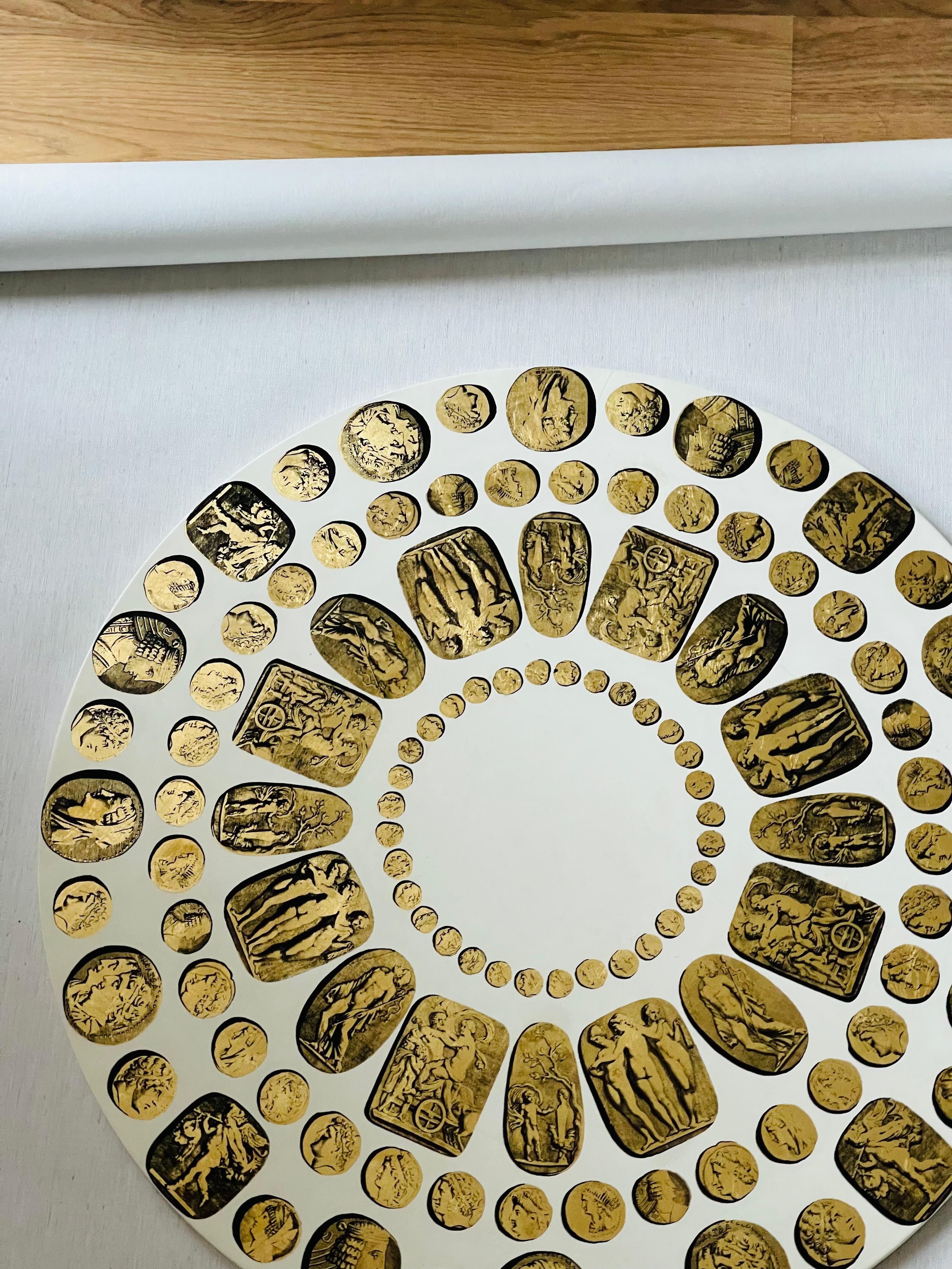 Piero Fornasetti Italienischer Cameo Medaillon Couchtisch (Moderne der Mitte des Jahrhunderts) im Angebot