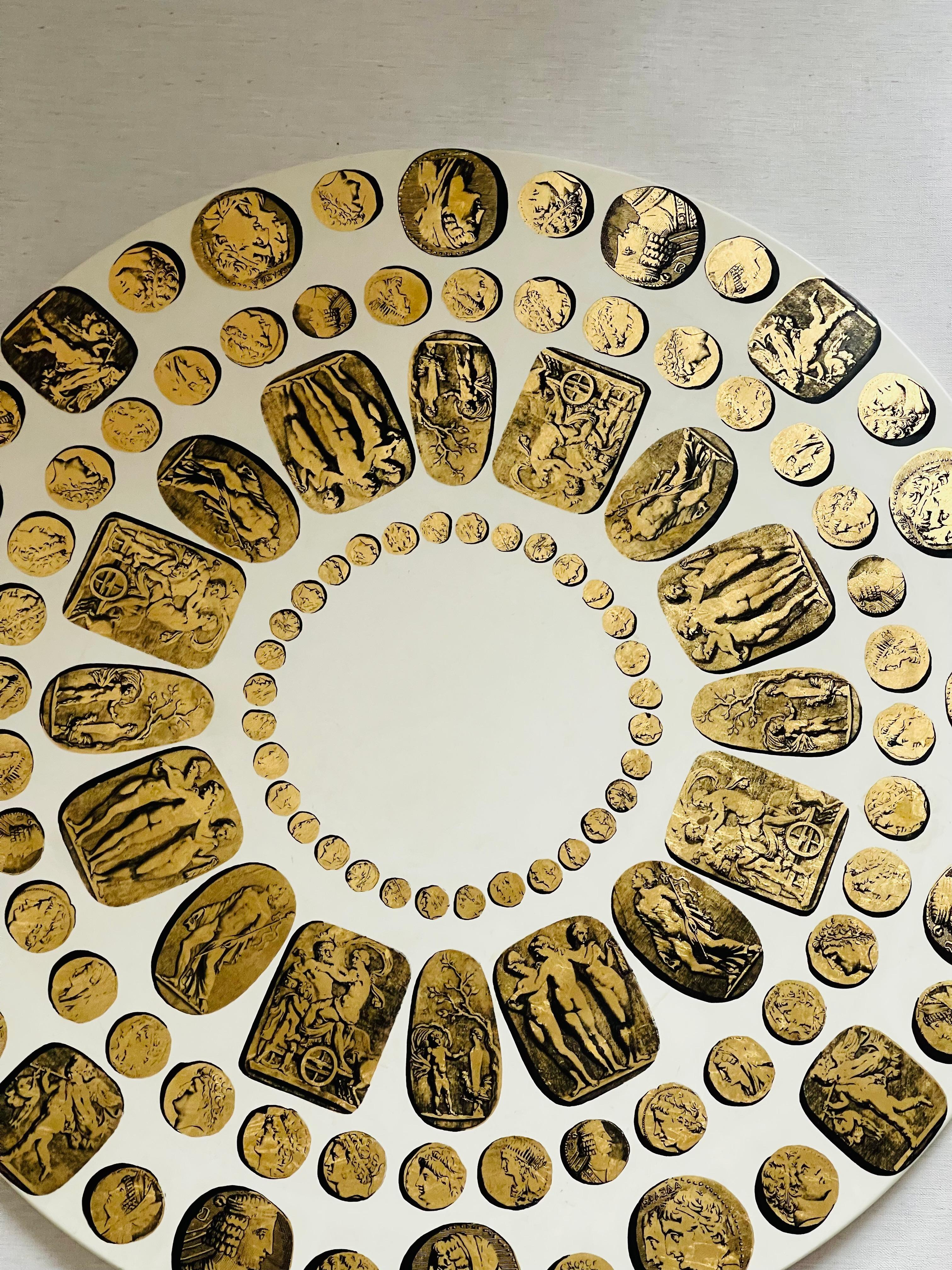 Piero Fornasetti Italienischer Cameo Medaillon Couchtisch (Vergoldet) im Angebot