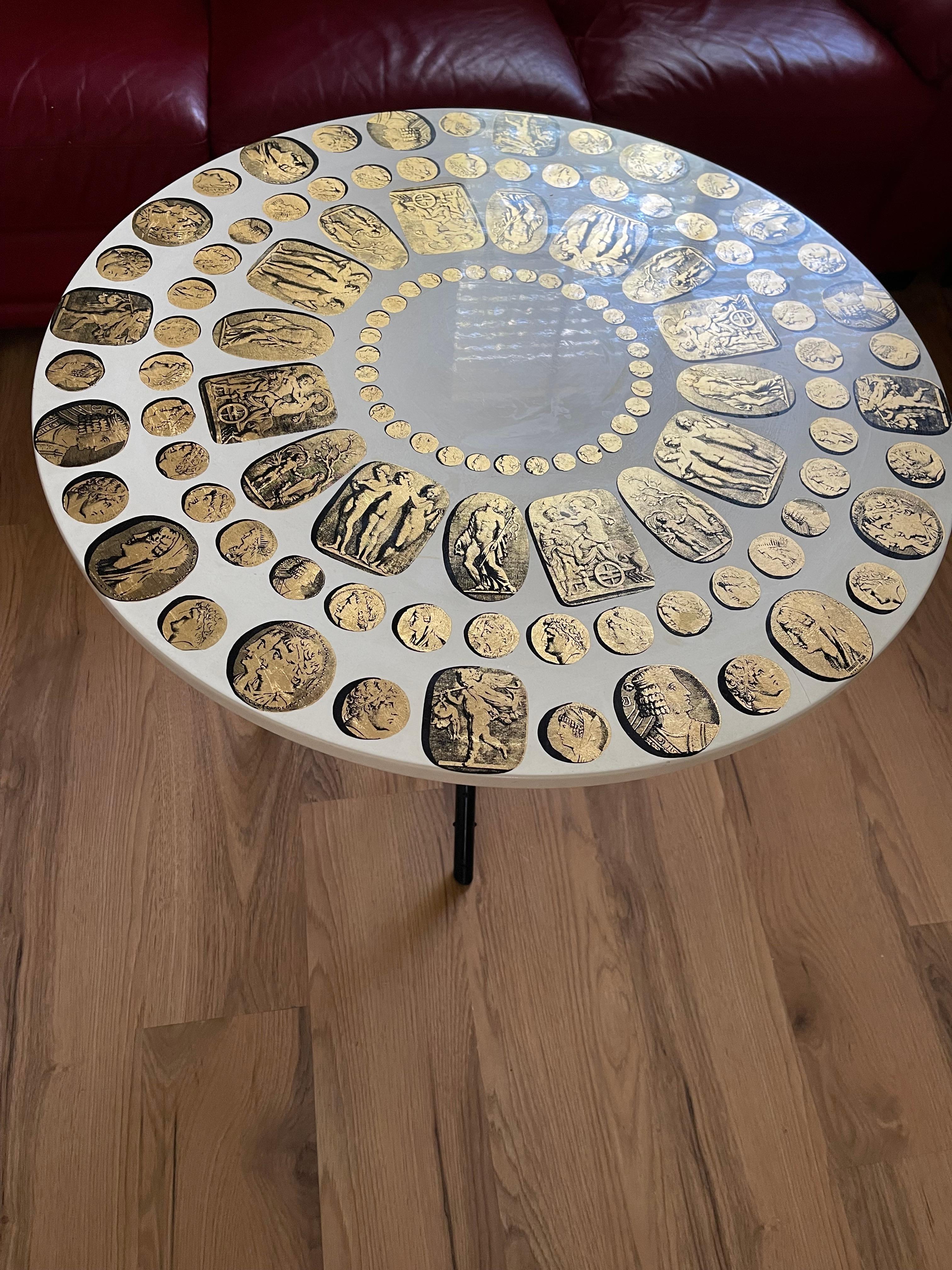 Fabulous Piero Fornasetti Italian Cameo Medallion Coffee Table In Good Condition For Sale In Boca Raton, FL
