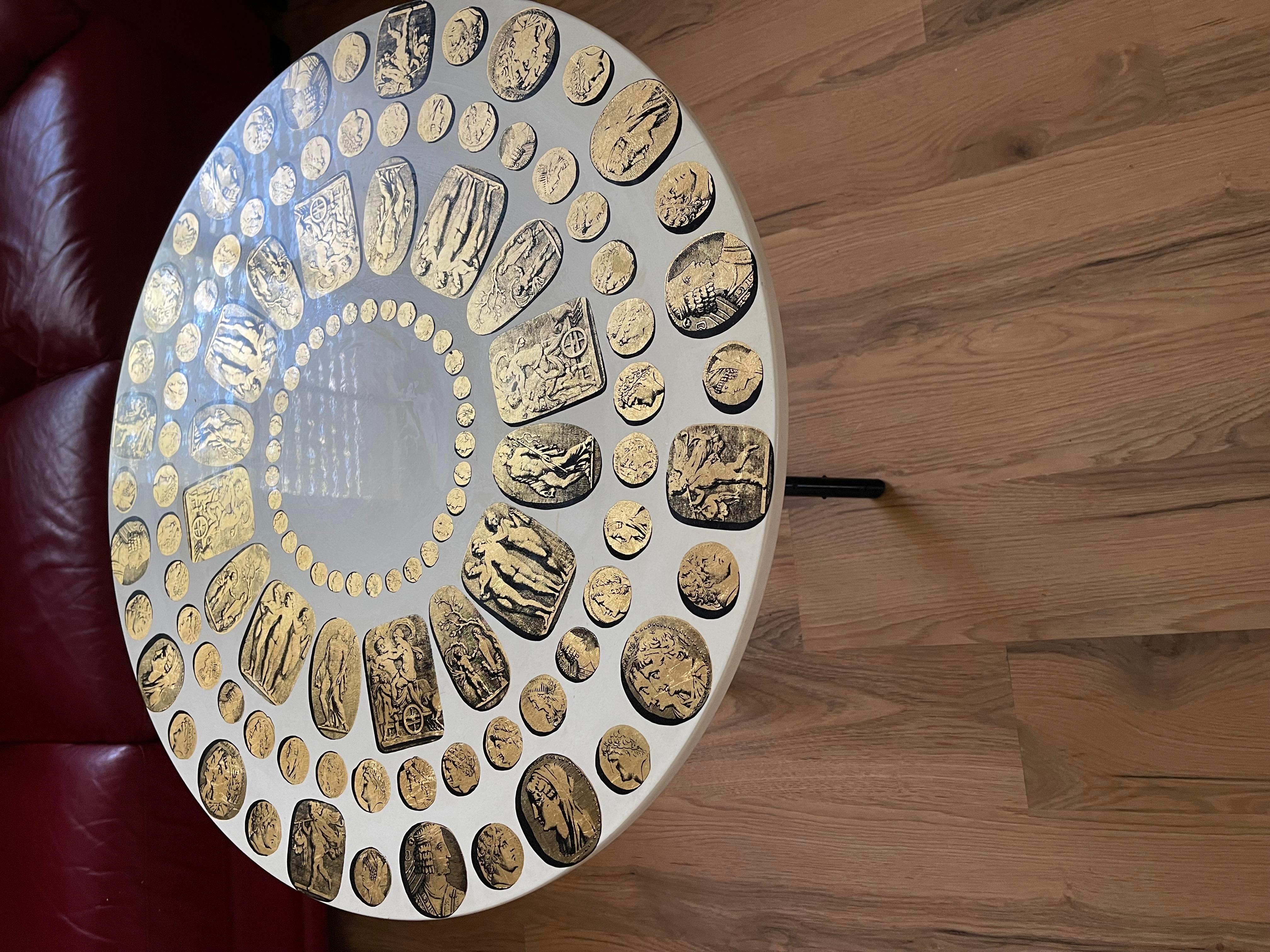 Piero Fornasetti Italienischer Cameo Medaillon Couchtisch im Zustand „Gut“ im Angebot in Boca Raton, FL