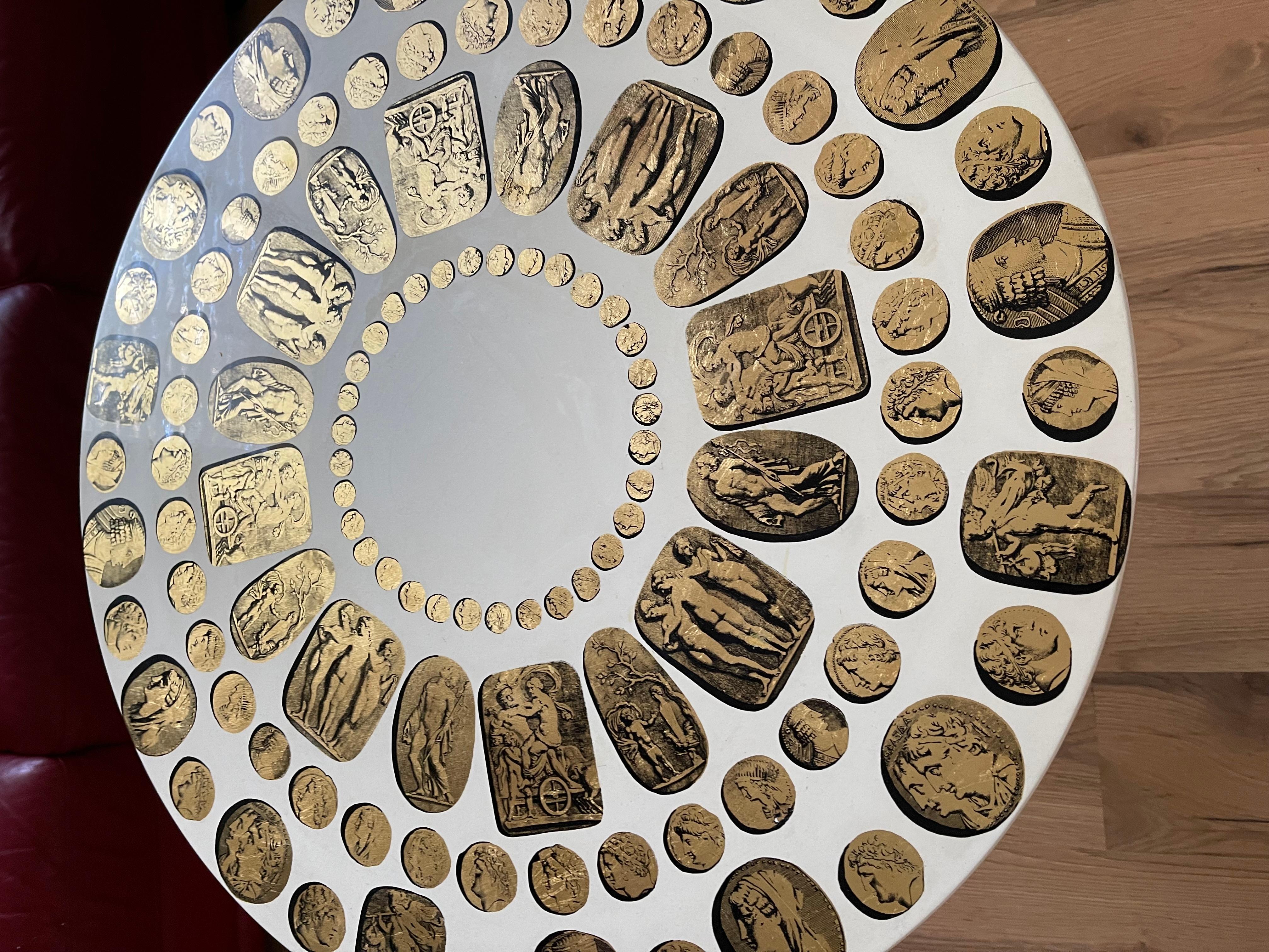 Piero Fornasetti Italienischer Cameo Medaillon Couchtisch (Mitte des 20. Jahrhunderts) im Angebot