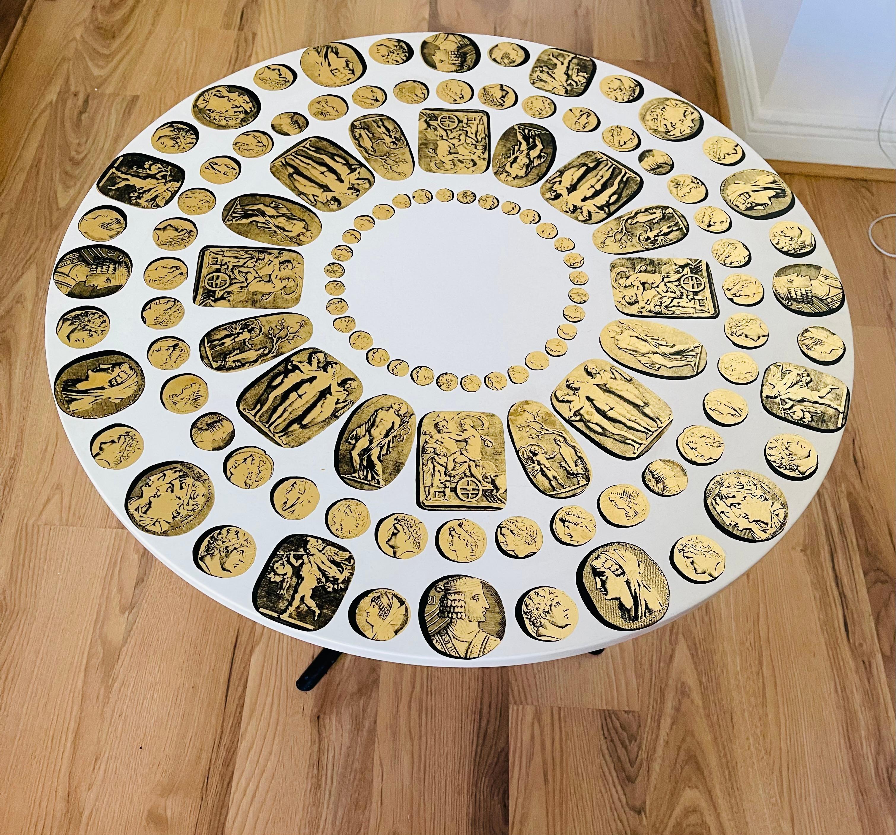 Piero Fornasetti Italienischer Cameo Medaillon Couchtisch (Metall) im Angebot