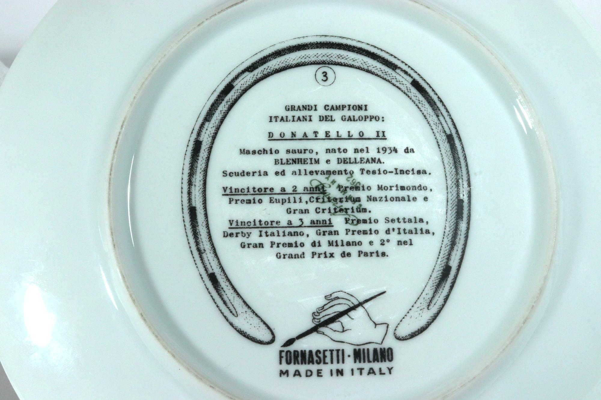 Italienische Rennpferde-Champion-Teller von Piero Fornasetti (Moderne der Mitte des Jahrhunderts) im Angebot