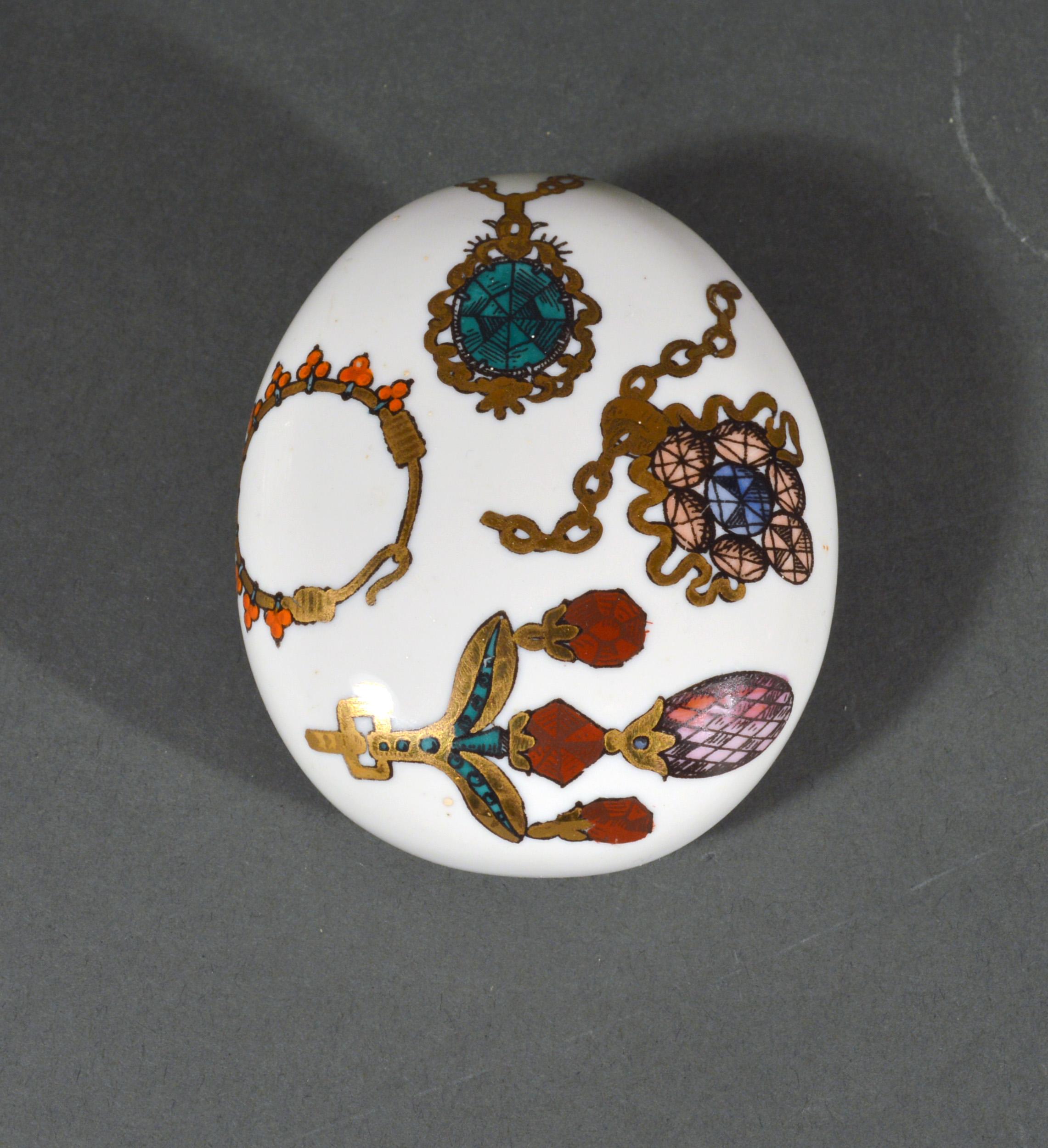 Piero Fornasetti jewelry paperweight,
1950s-1960s.


The egg-shaped paperweight rests upon a triangular-base. The paperweight is covered with images of brightly colored jewelry.

Dimensions: 4 inches long x 3 inches wide x 2 inches